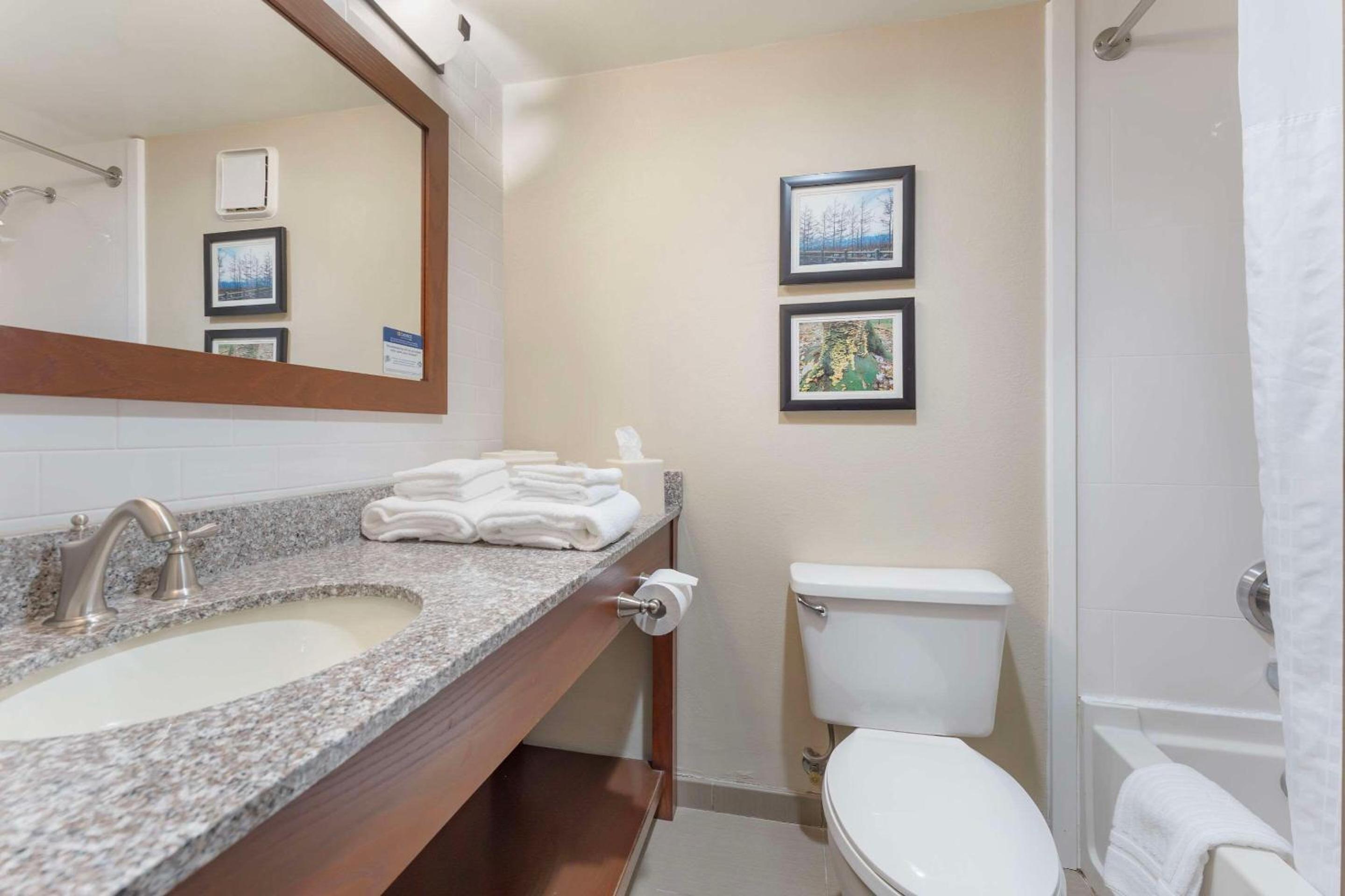 Queen Room with Two Queen Beds - Non Smoking - Photo 3