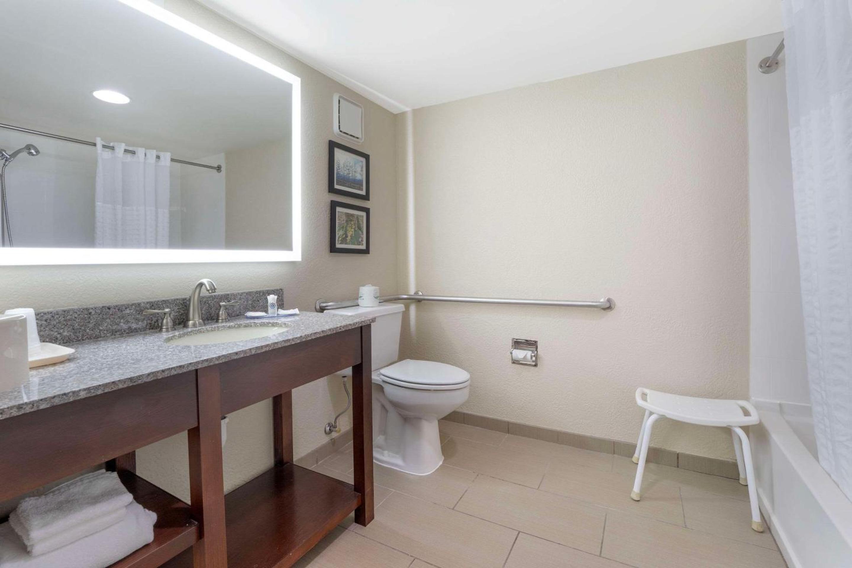 Queen Room - Accessible/Non-Smoking - Photo 3