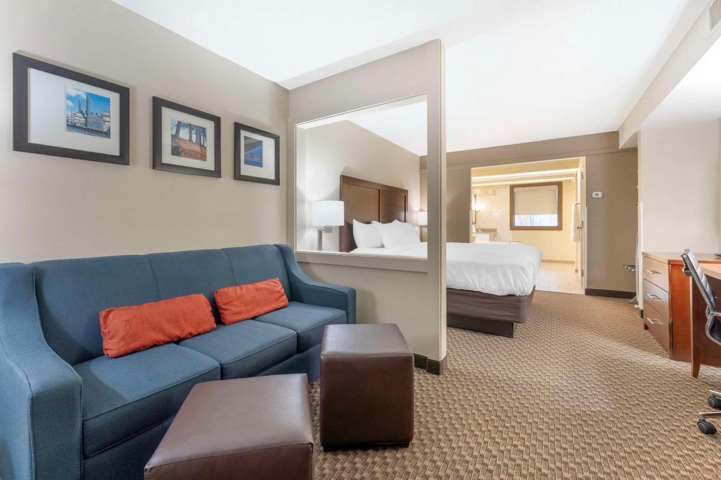 King Suite with Sofa Bed - Non-Smoking - Photo 2