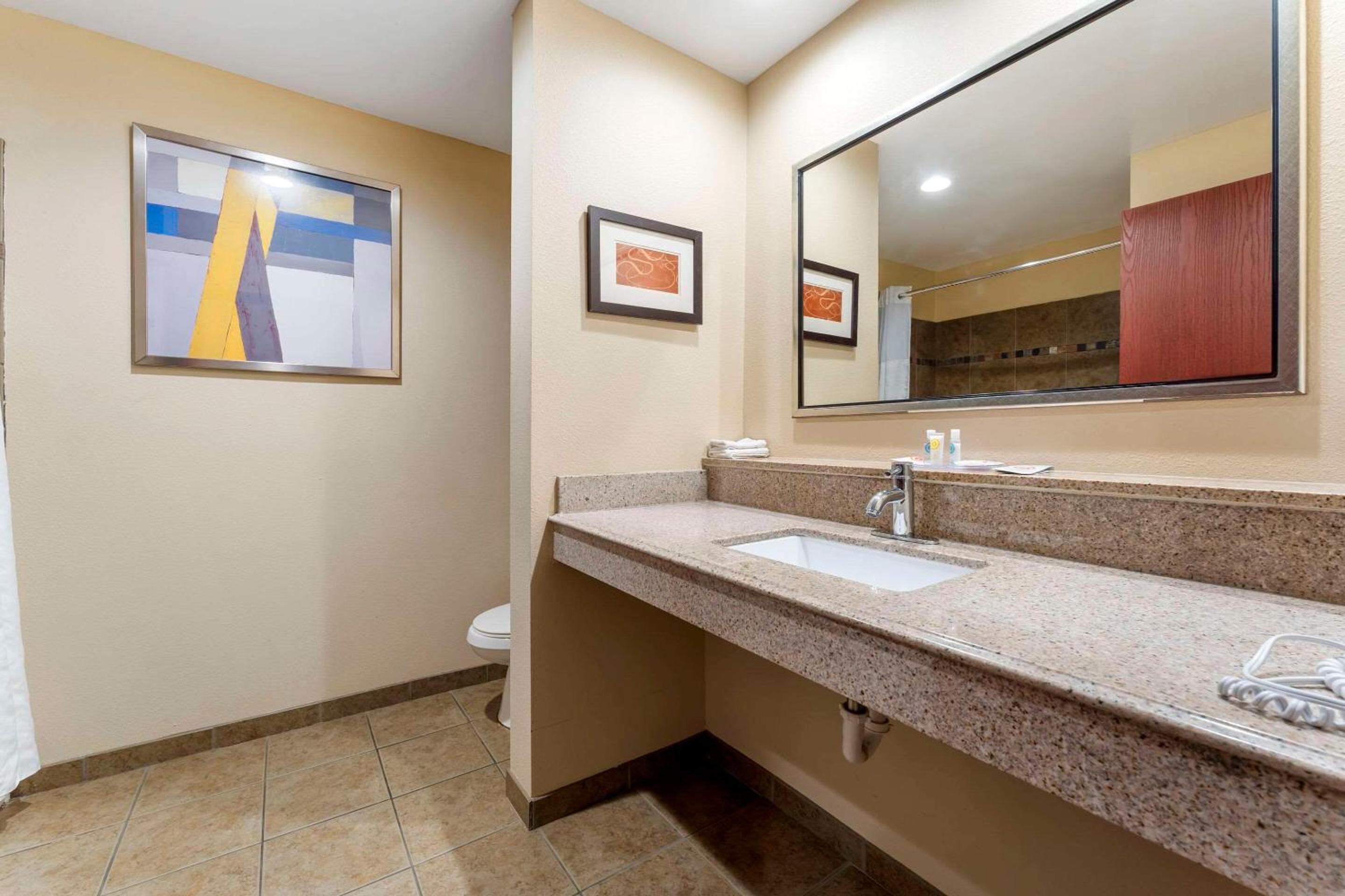 Double Suite with Two Double Beds - Non-Smoking - Photo 2
