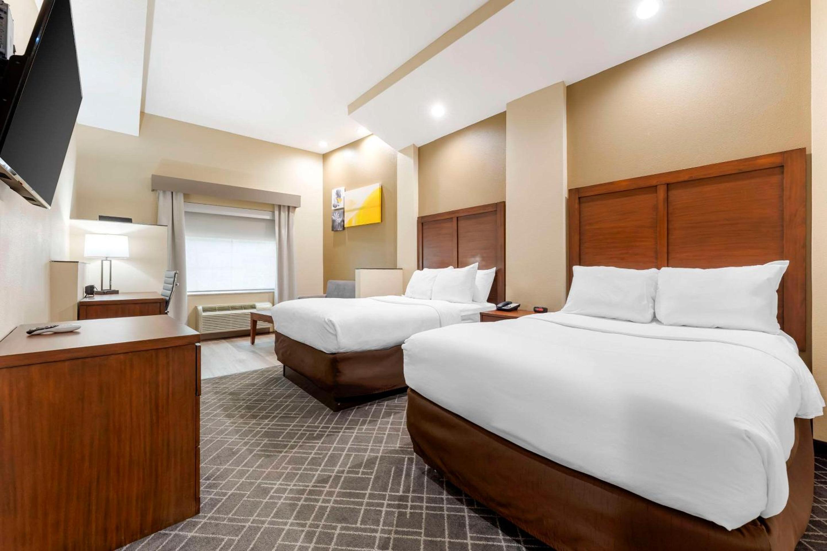 Double Suite with Two Double Beds - Non-Smoking - Photo 1