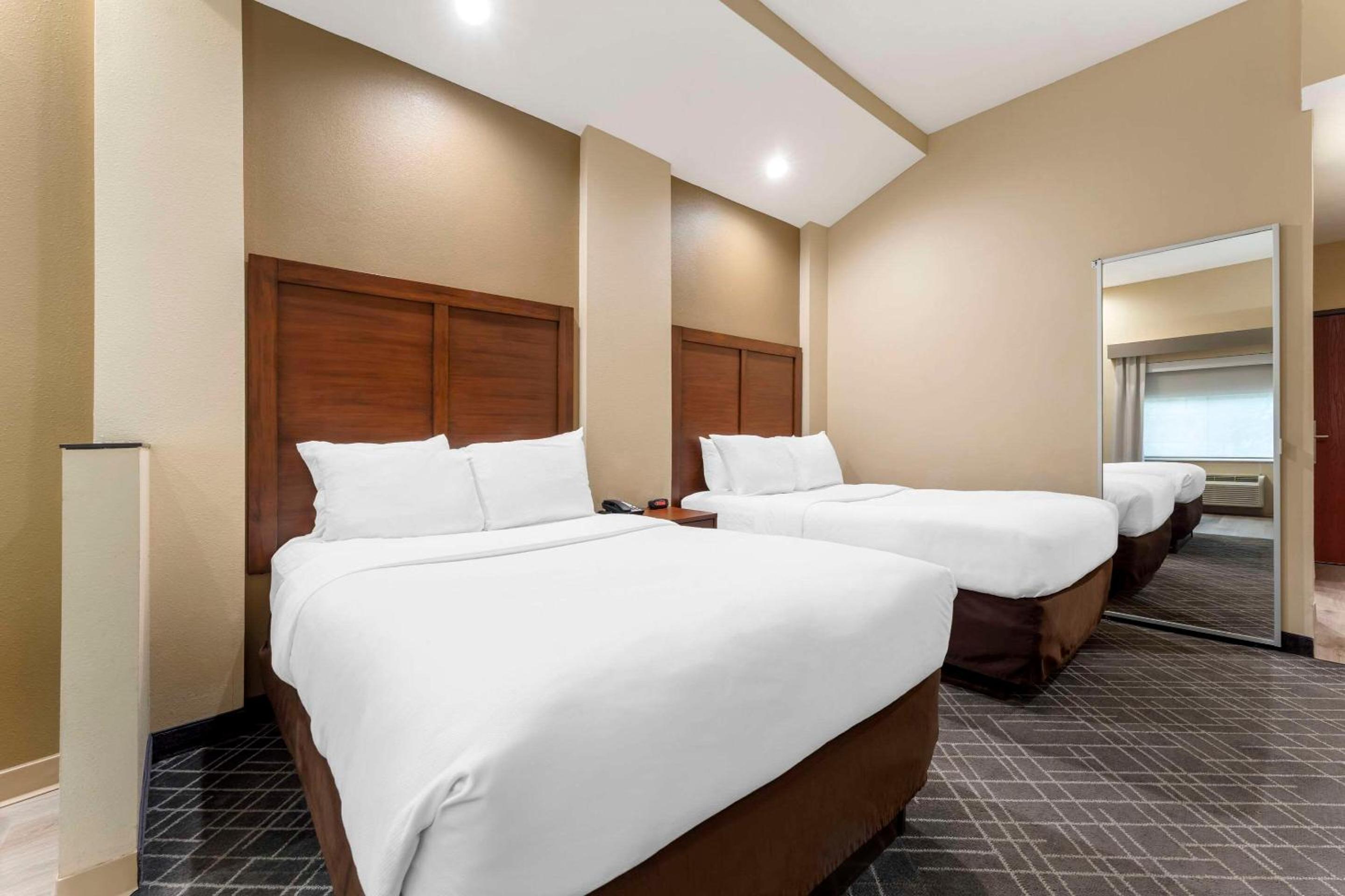 Double Suite with Two Double Beds - Non-Smoking - Photo 3