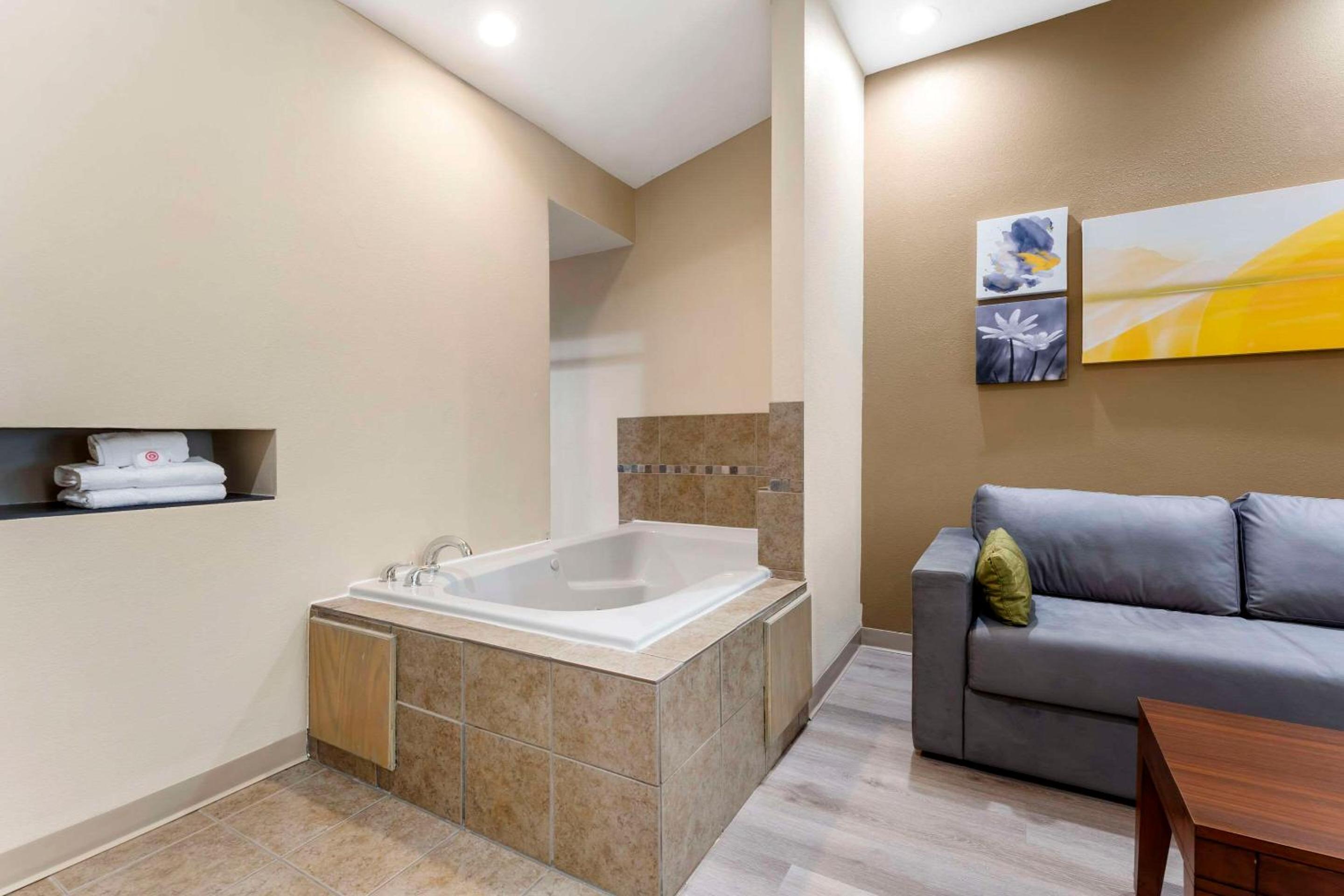 King Suite - Non-Smoking - Photo 3