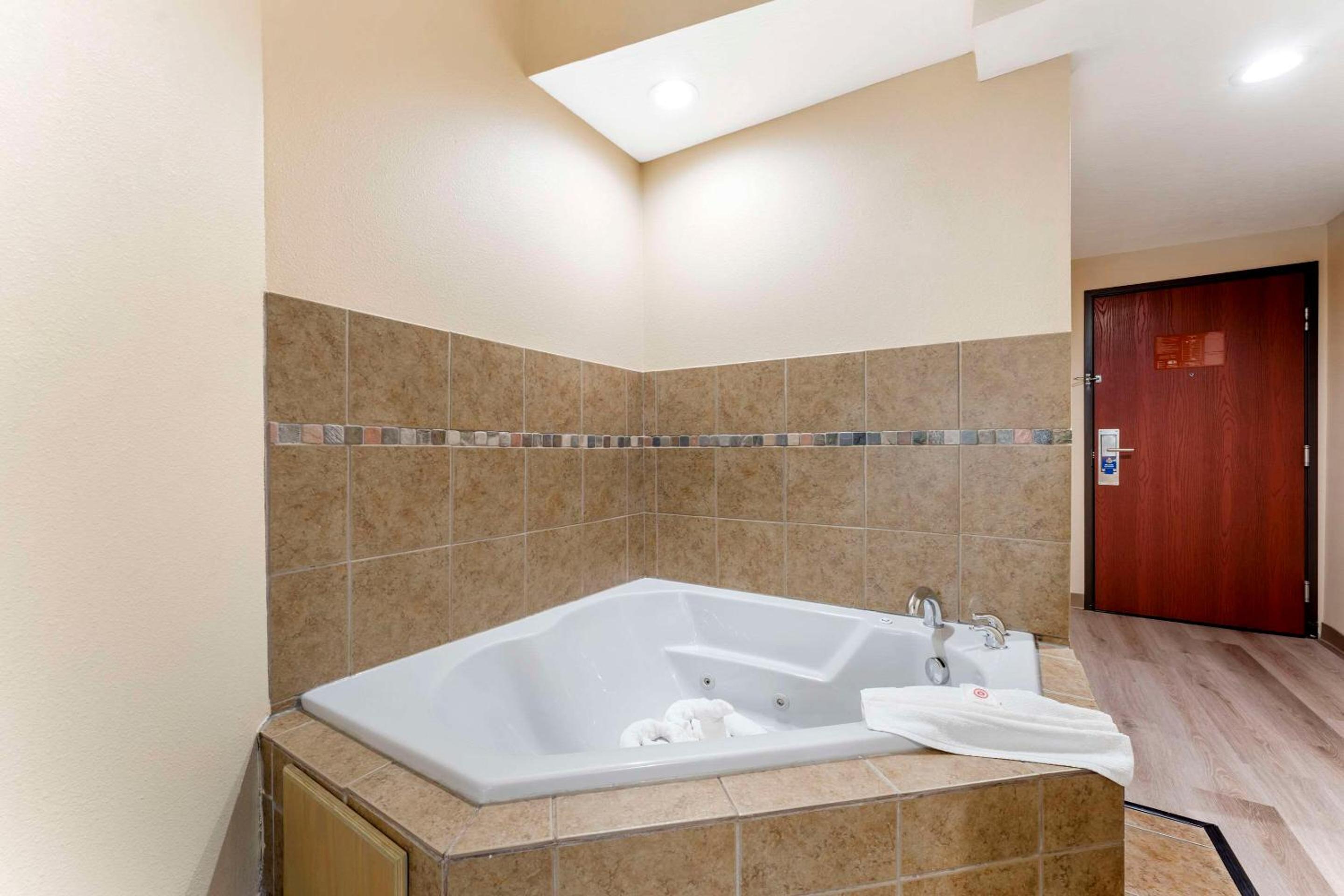 Standard King Suite - Non-Smoking - Photo 4