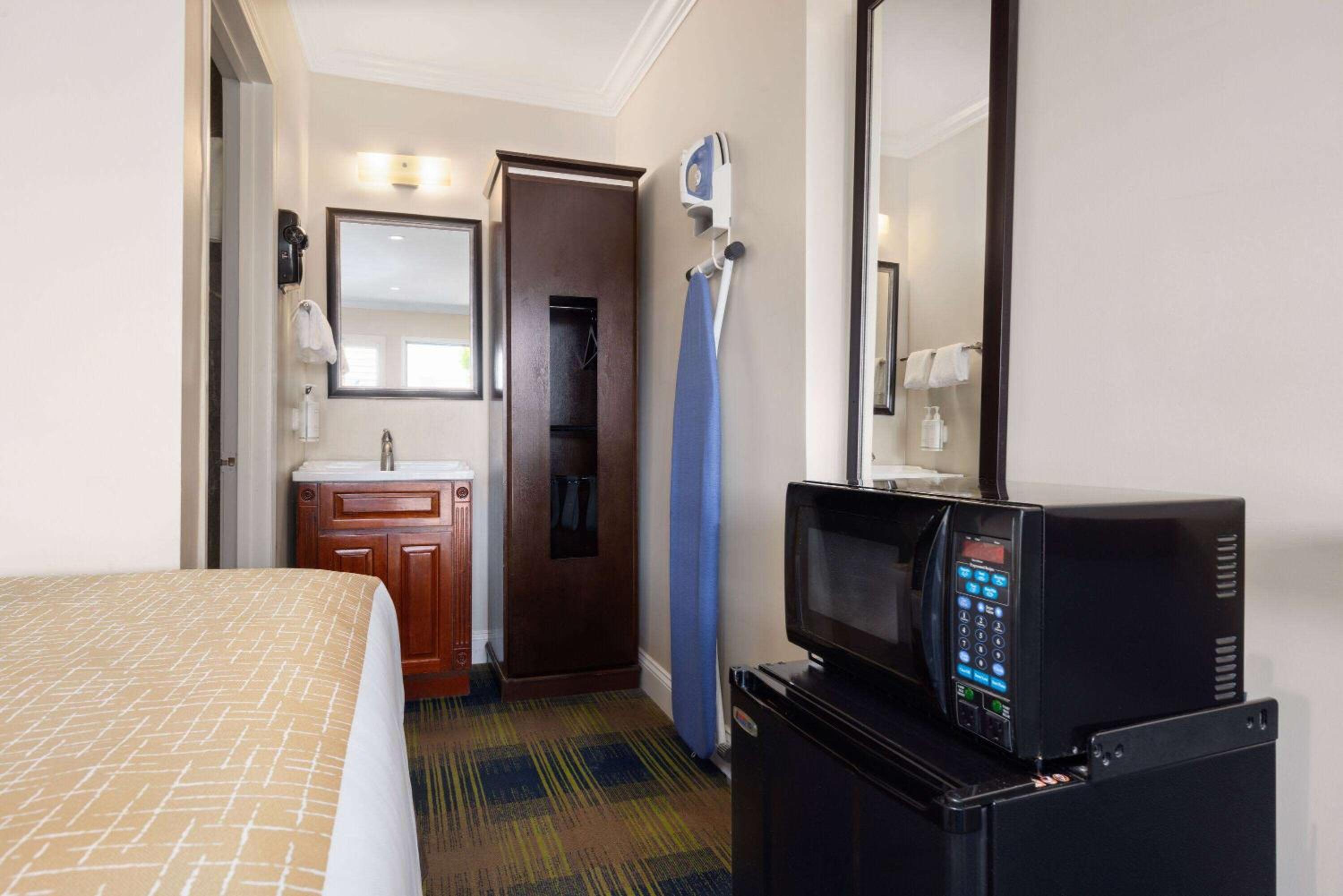 Double Room with Two Double Beds - Non-Smoking - Photo 4