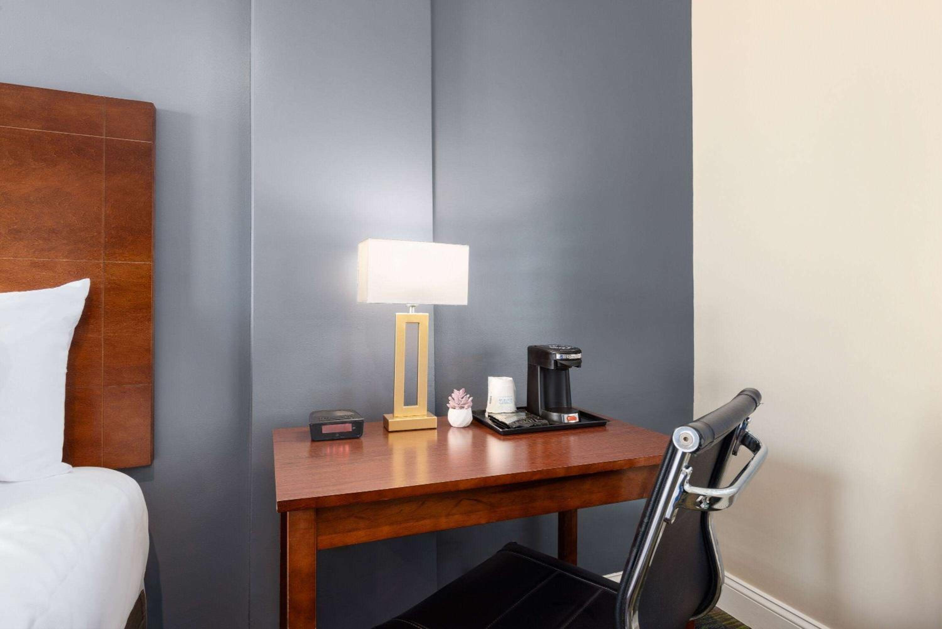 King Room - Non-Smoking - Photo 2