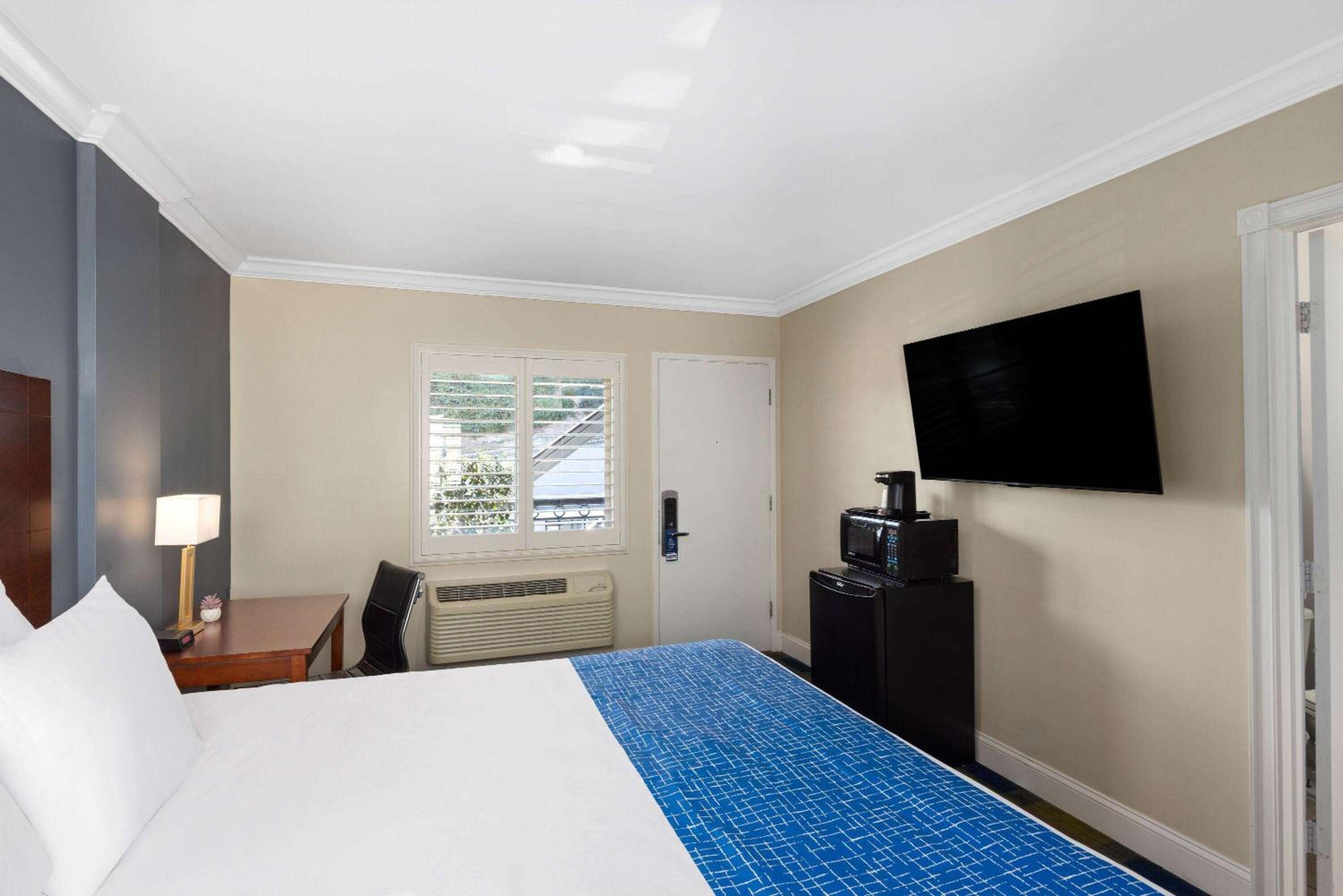 King Room - Non-Smoking - Photo 4