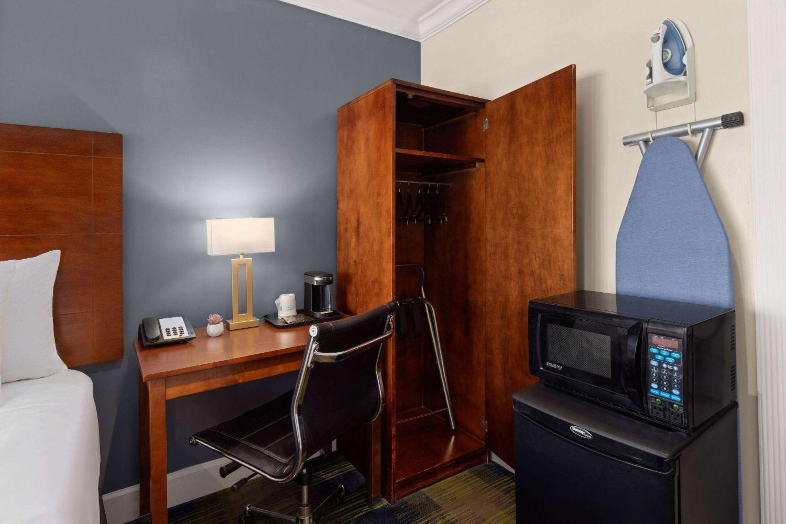 King Room - Non-Smoking - Photo 8