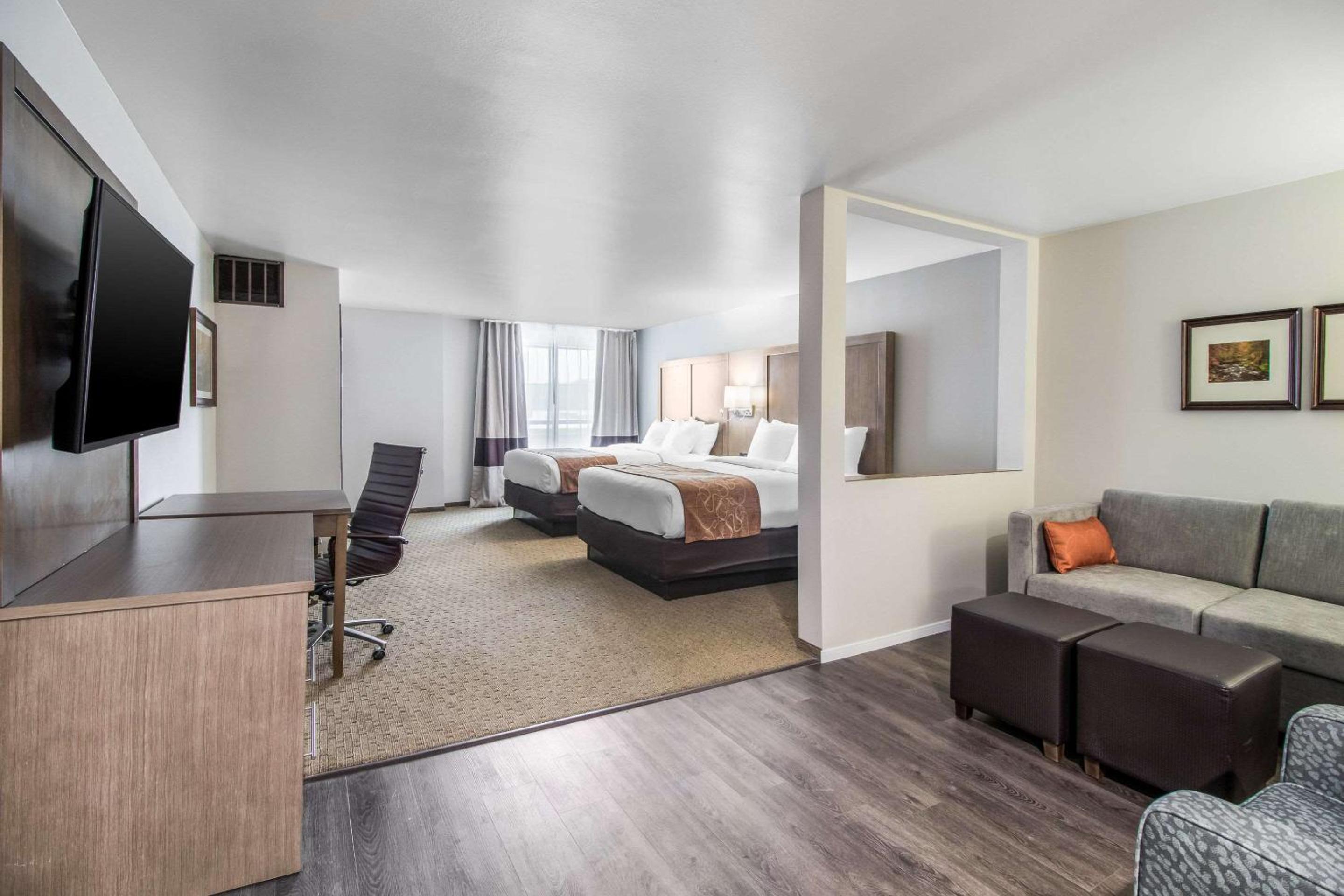 Queen Suite with Two Queen Beds and Sofa Bed - Non-Smoking photo 1