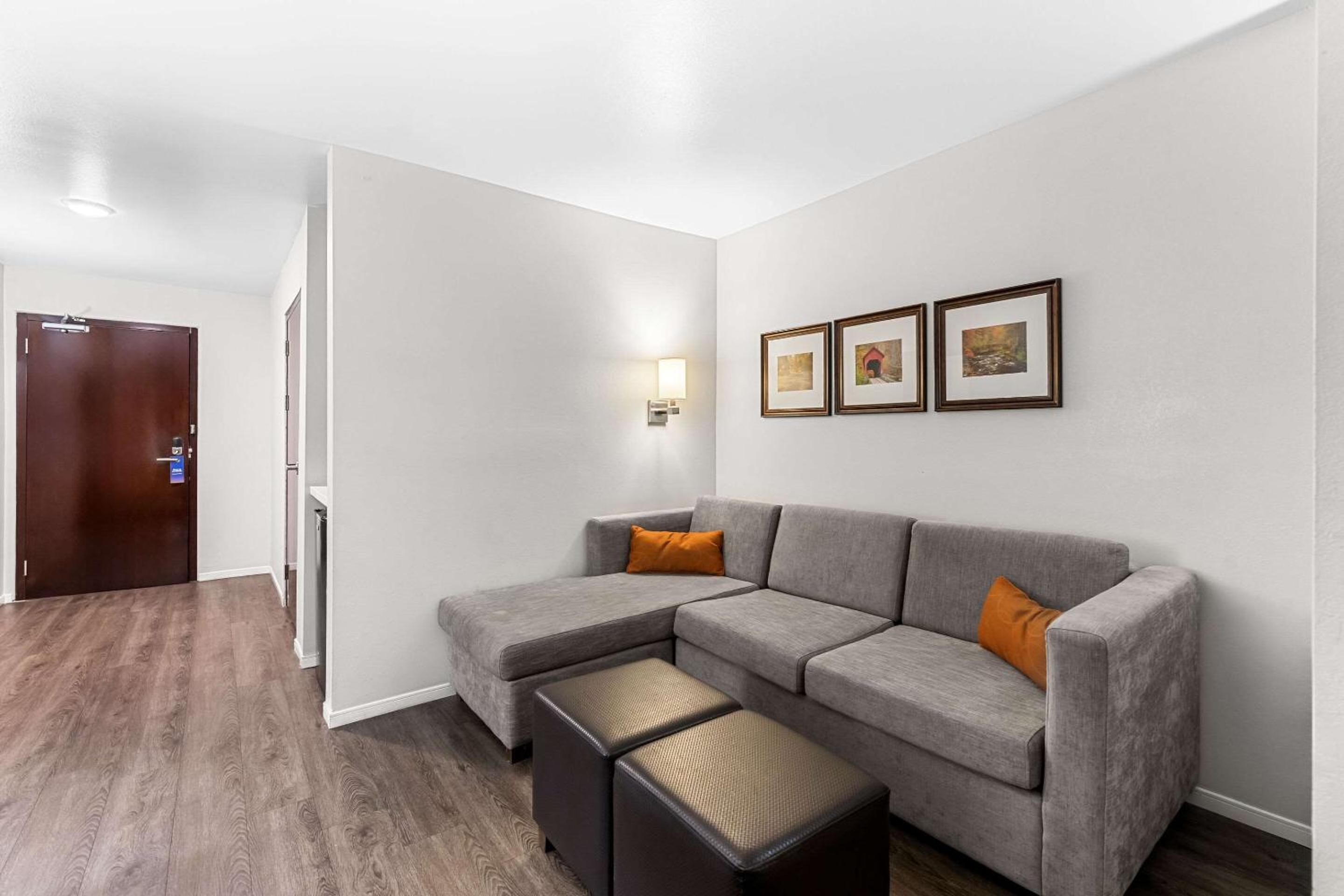 Queen Suite with Two Queen Beds and Sofa Bed - Non-Smoking photo 2