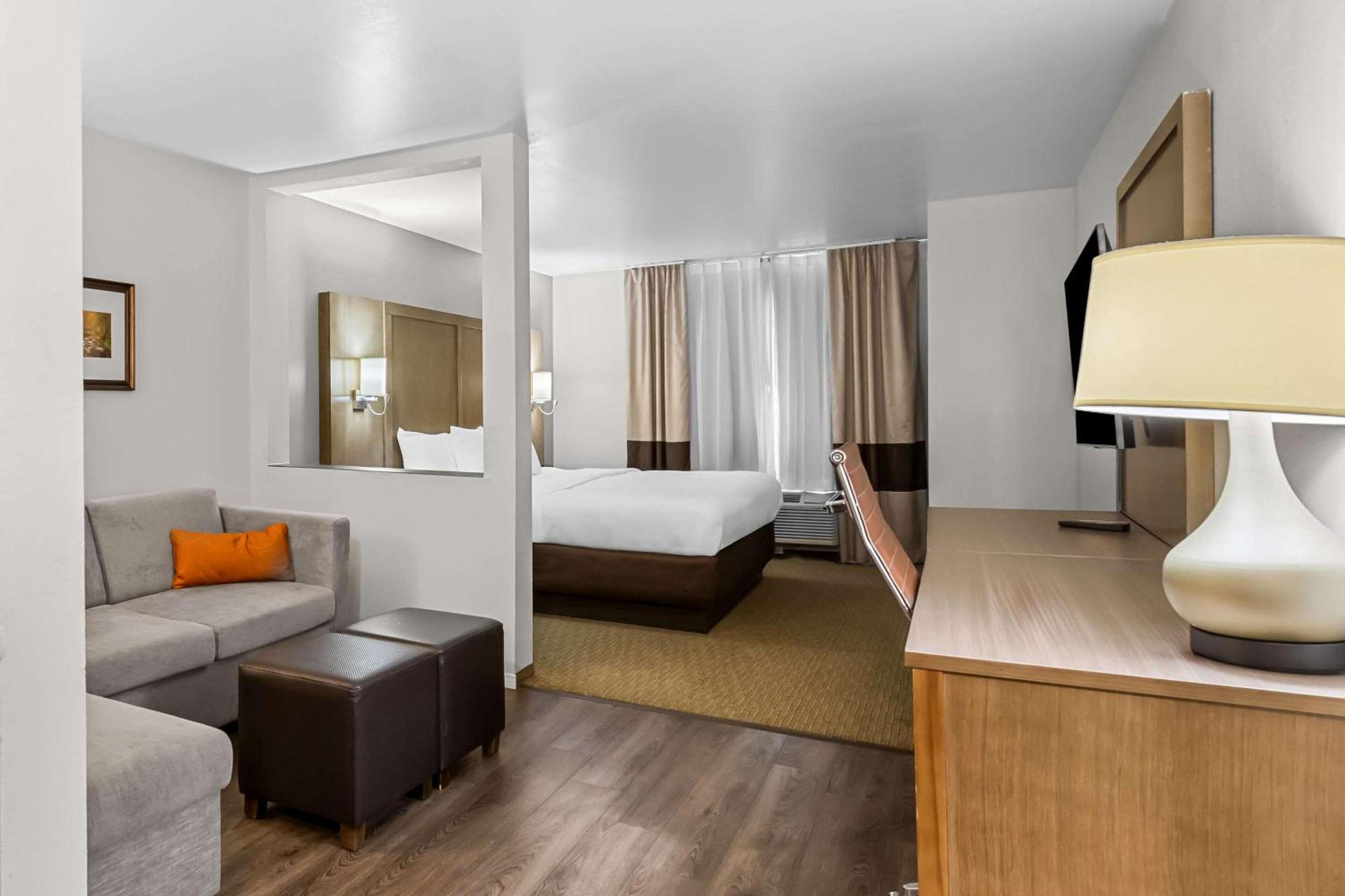 Queen Suite with Two Queen Beds and Sofa Bed - Non-Smoking photo 3
