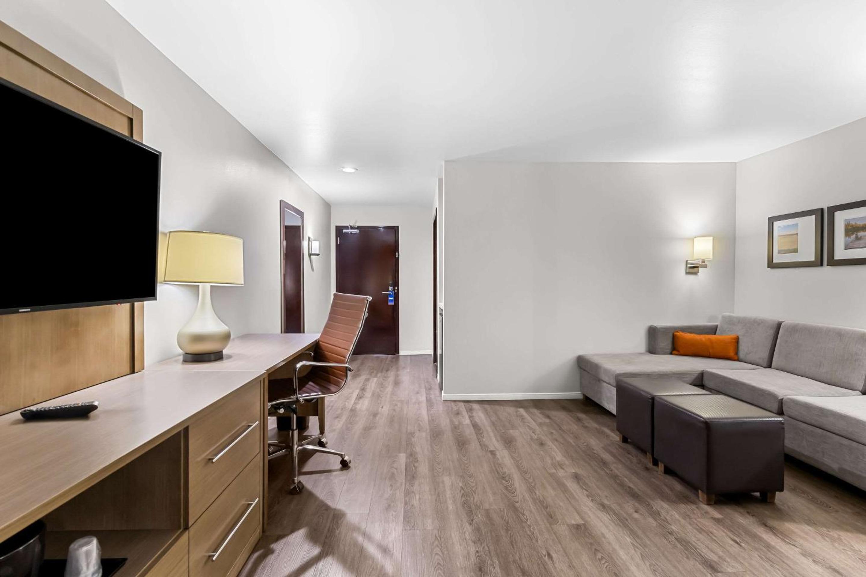 Superior Queen Suite with Sofa Bed - Non-Smoking photo 3