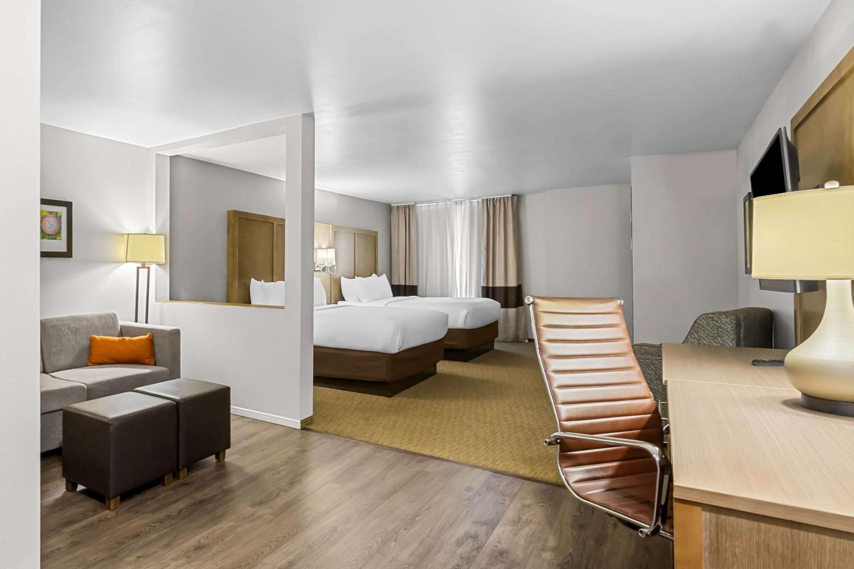 Superior Queen Suite with Sofa Bed - Non-Smoking photo 2