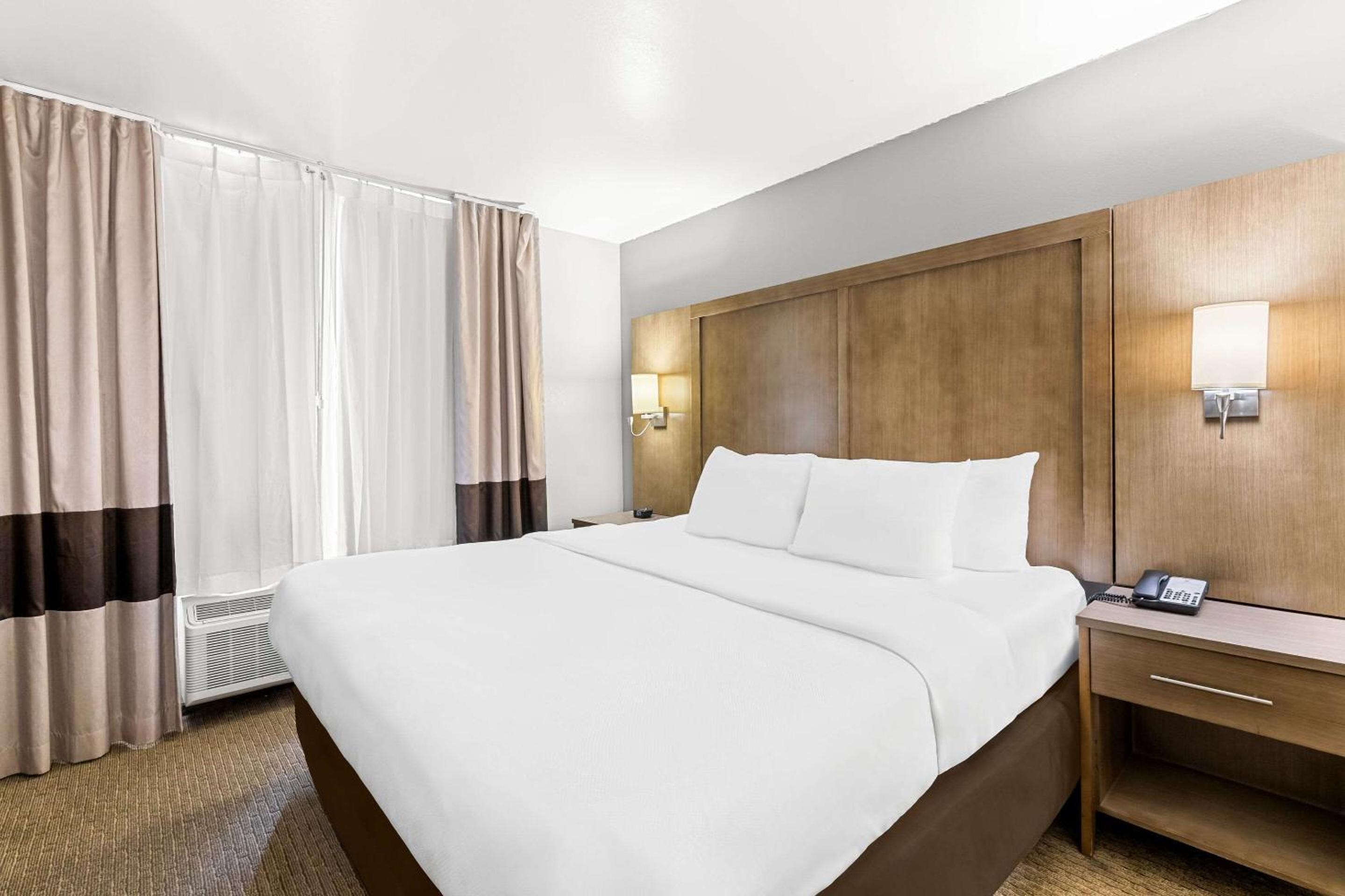 King Suite - Accessible/Non-Smoking photo 1