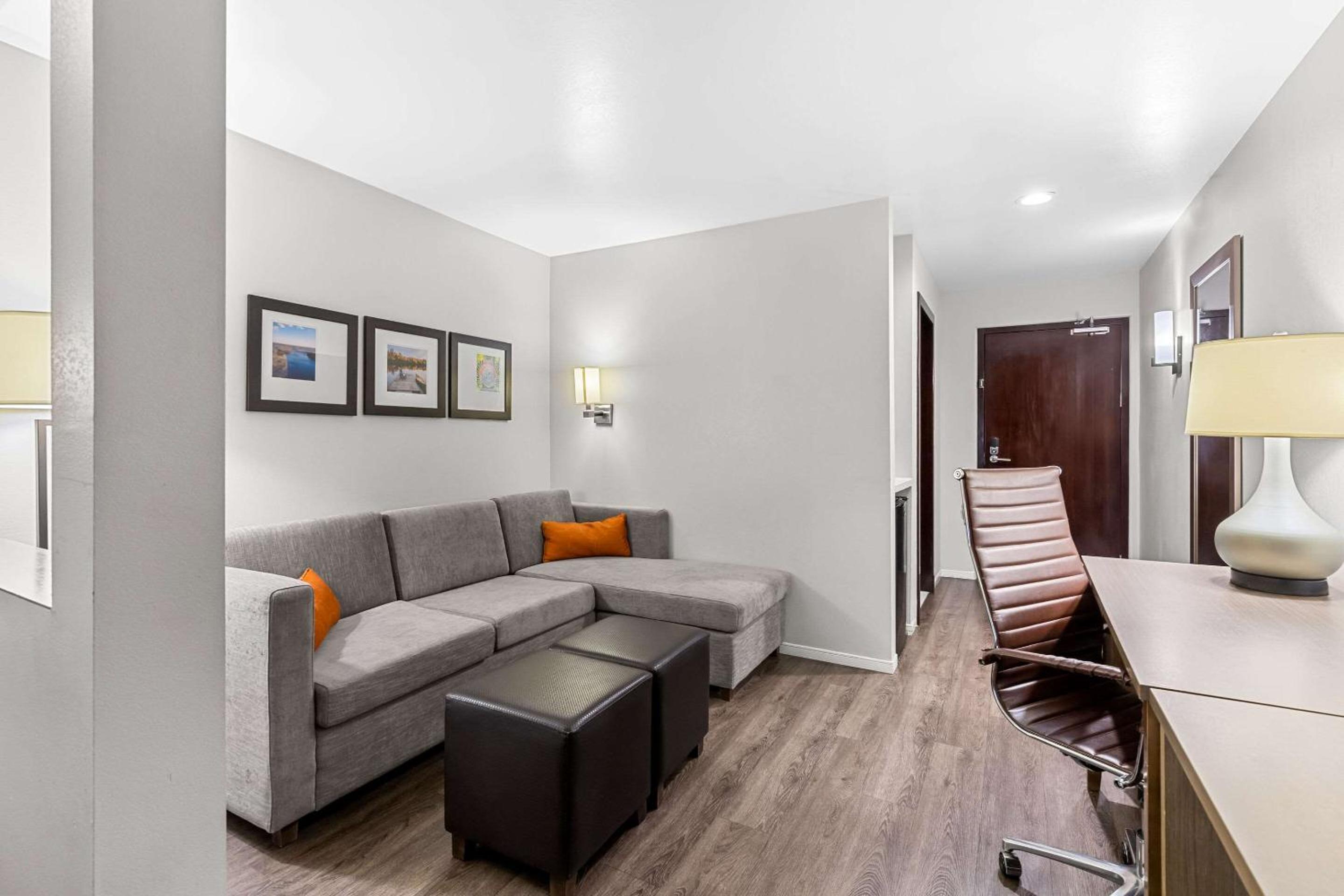 King Suite - Accessible/Non-Smoking photo 3