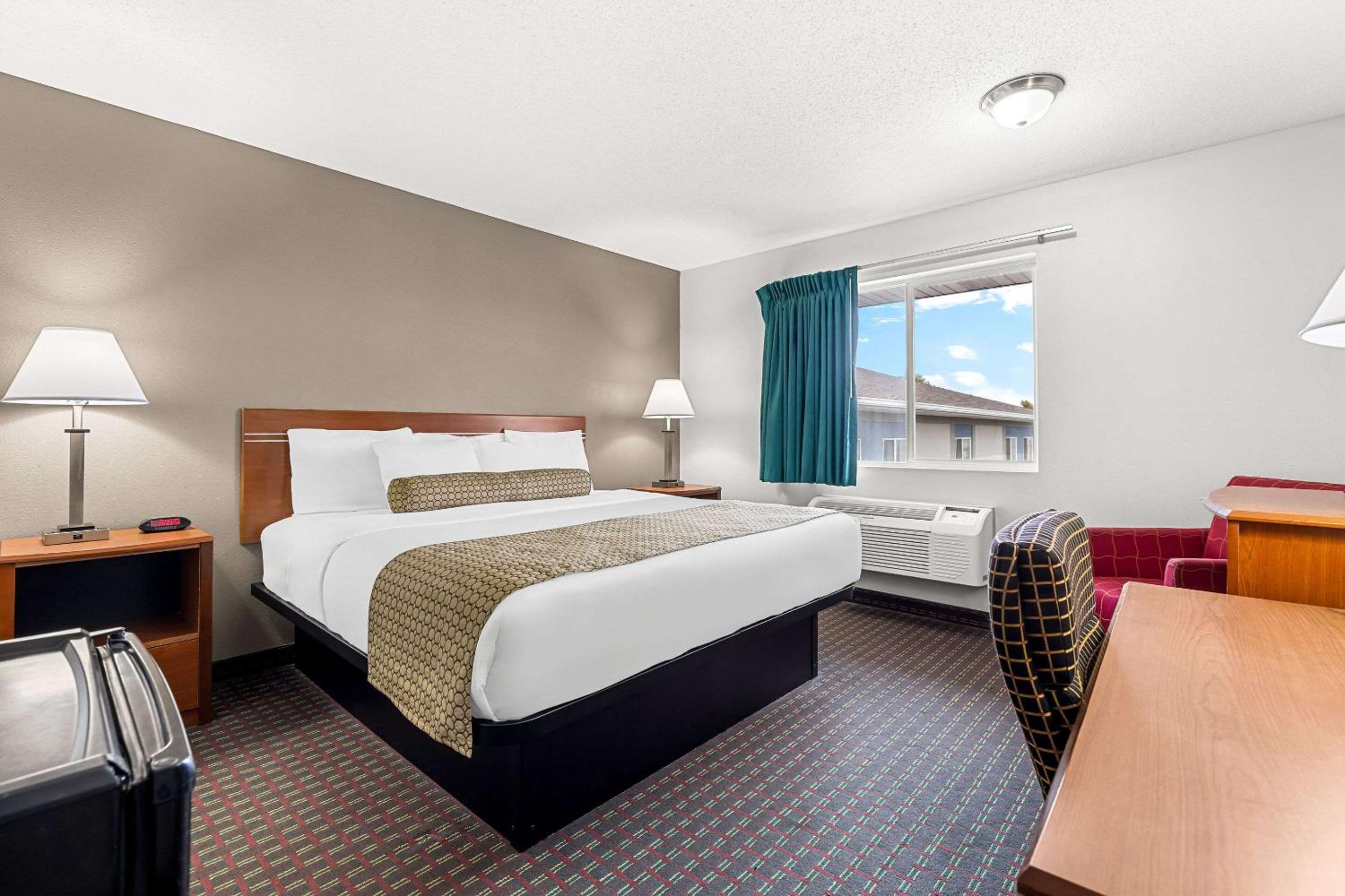 Standard King Room - Non-Smoking  - Photo 1