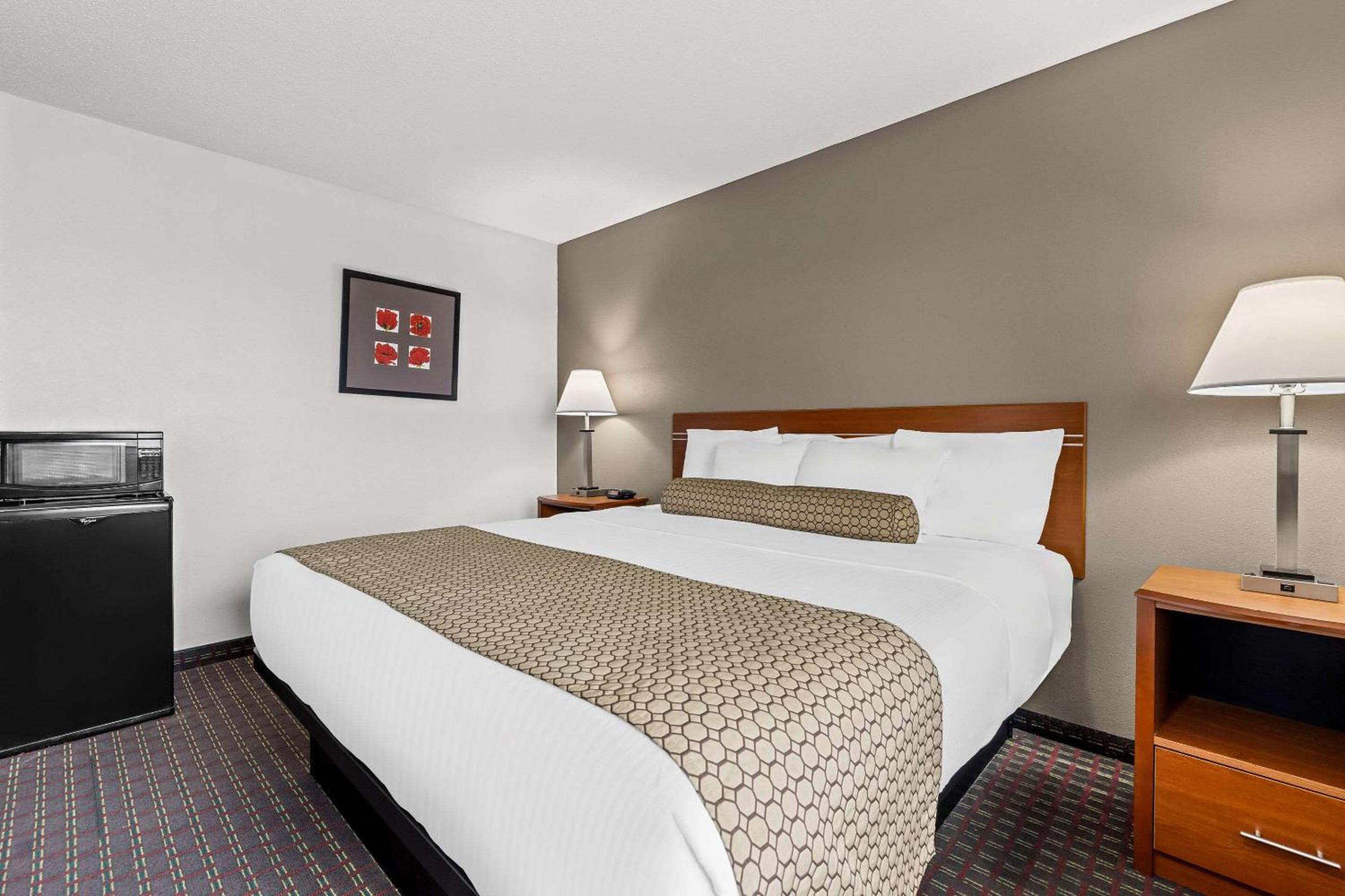 Standard King Room - Non-Smoking  - Photo 3