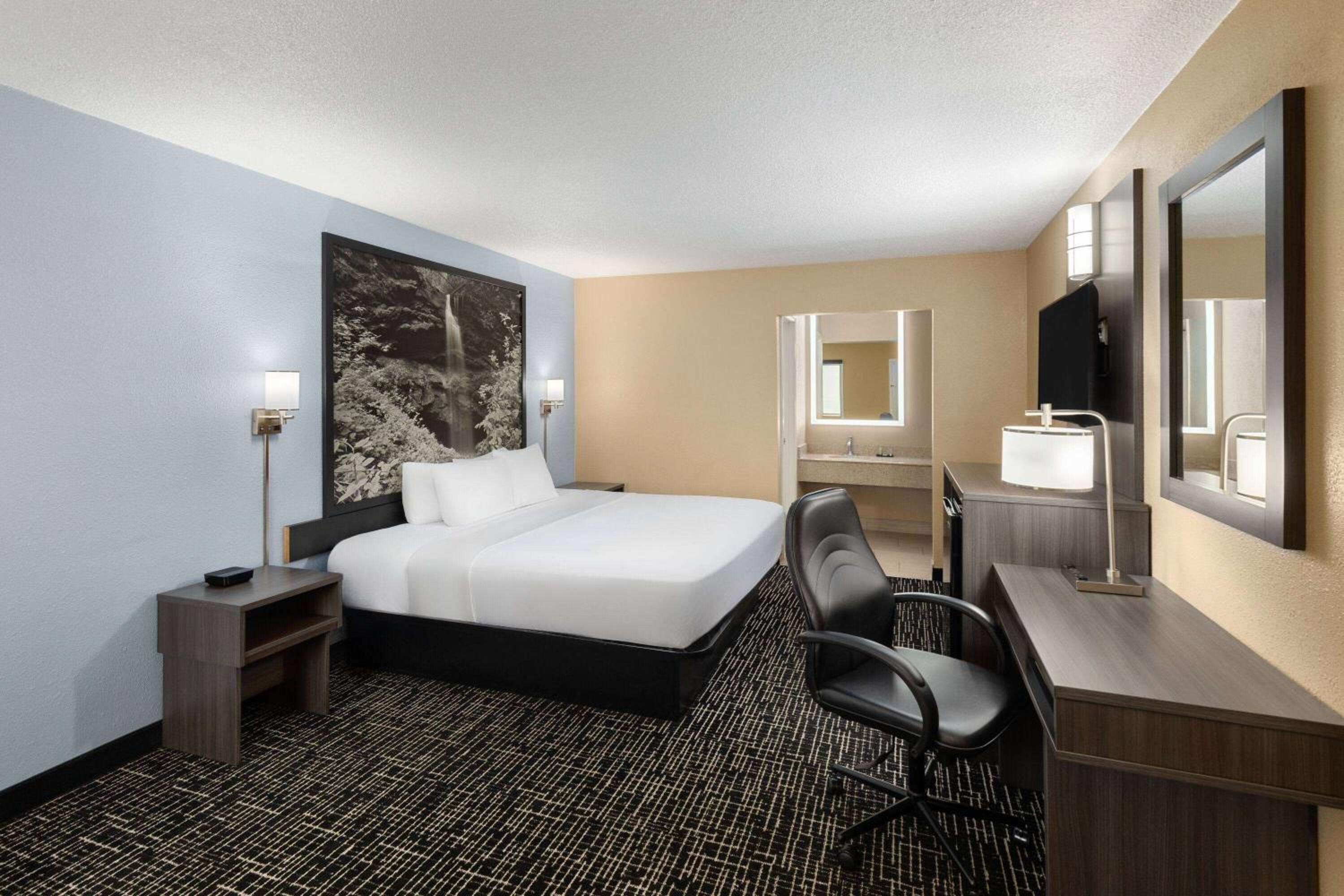 King Room - Non-Smoking - Photo 1