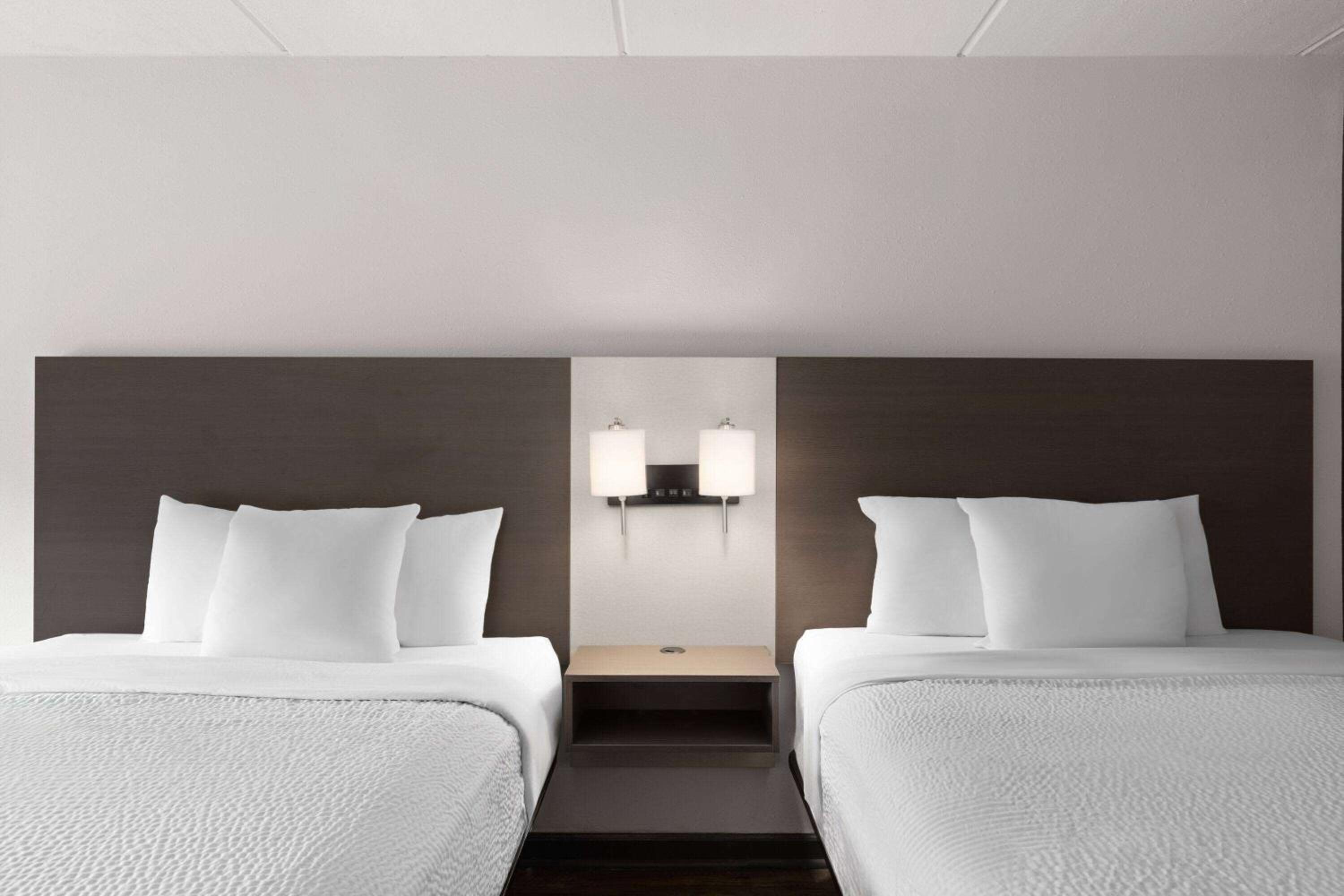 Queen Room with Two Queen Beds - Non-Smoking - Photo 2