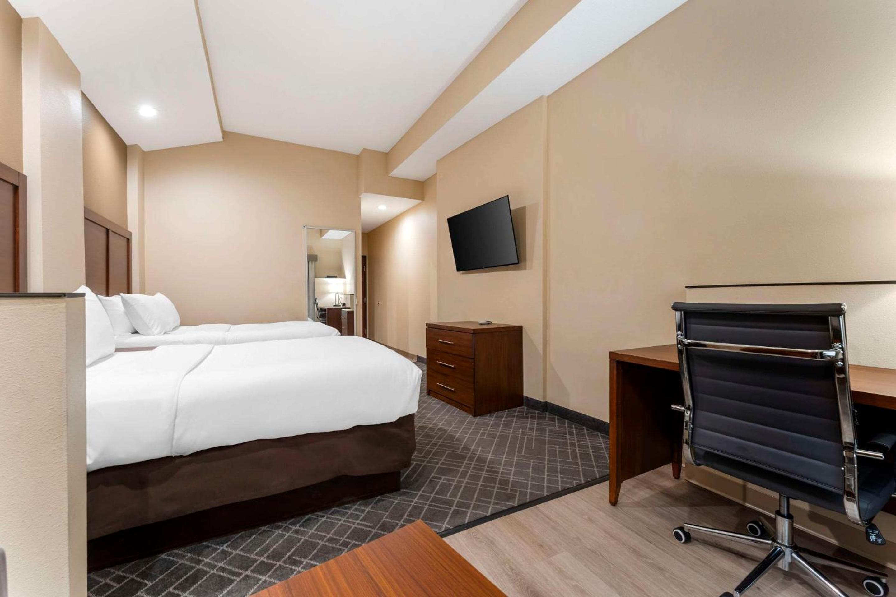 Double Suite with Two Double Beds - Non-Smoking - Photo 4