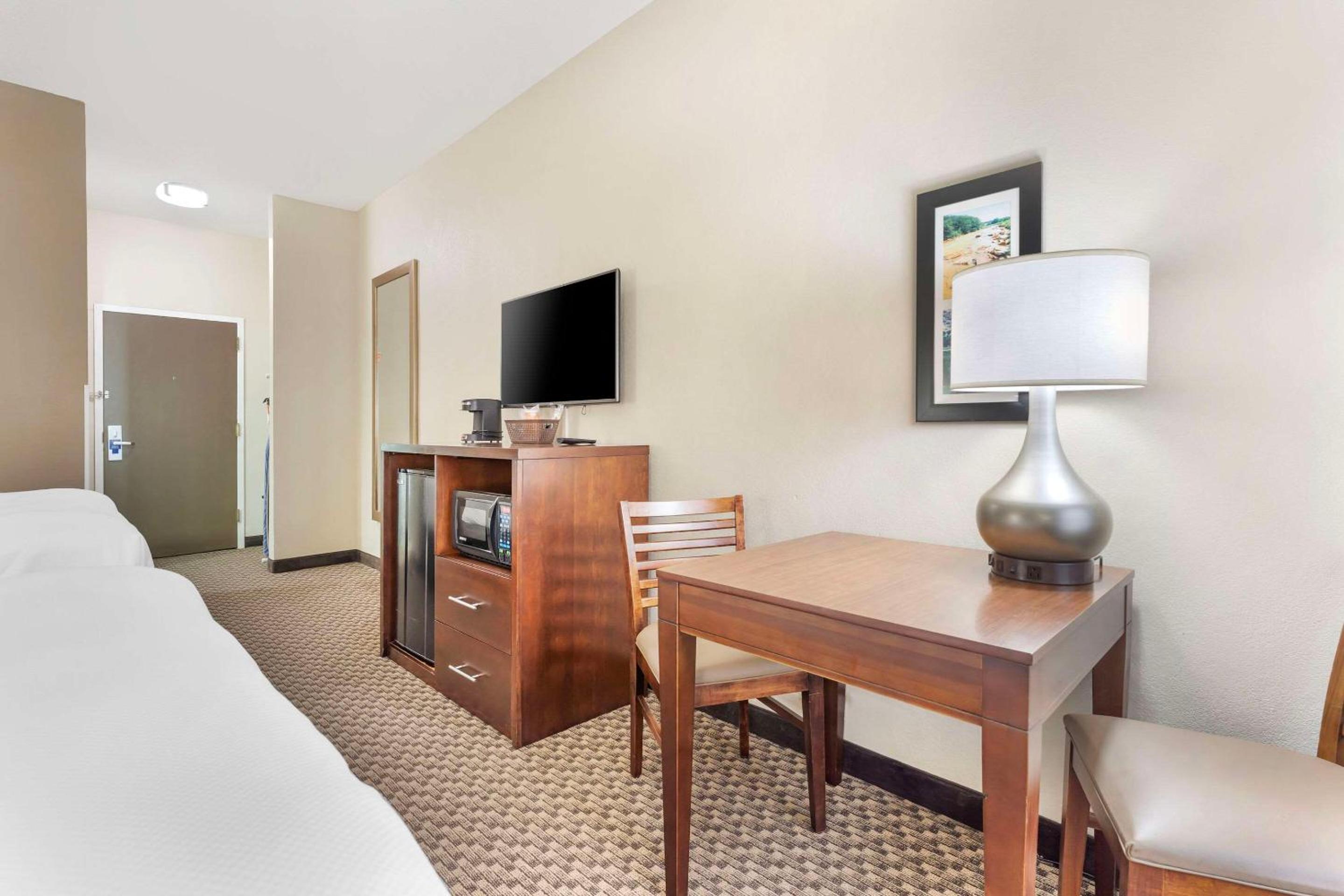 Queen Room with Two Queen Beds - Non Smoking - Photo 4