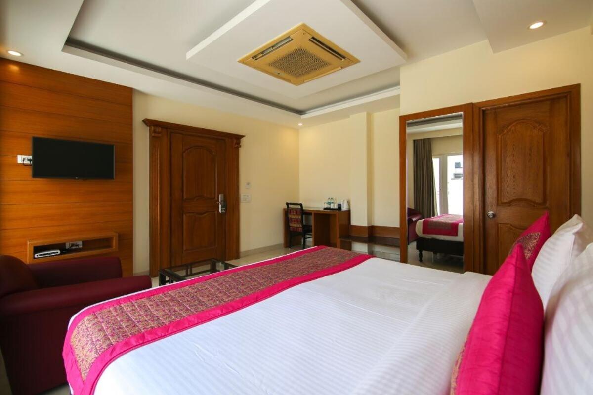 Executive Suite - Photo 1