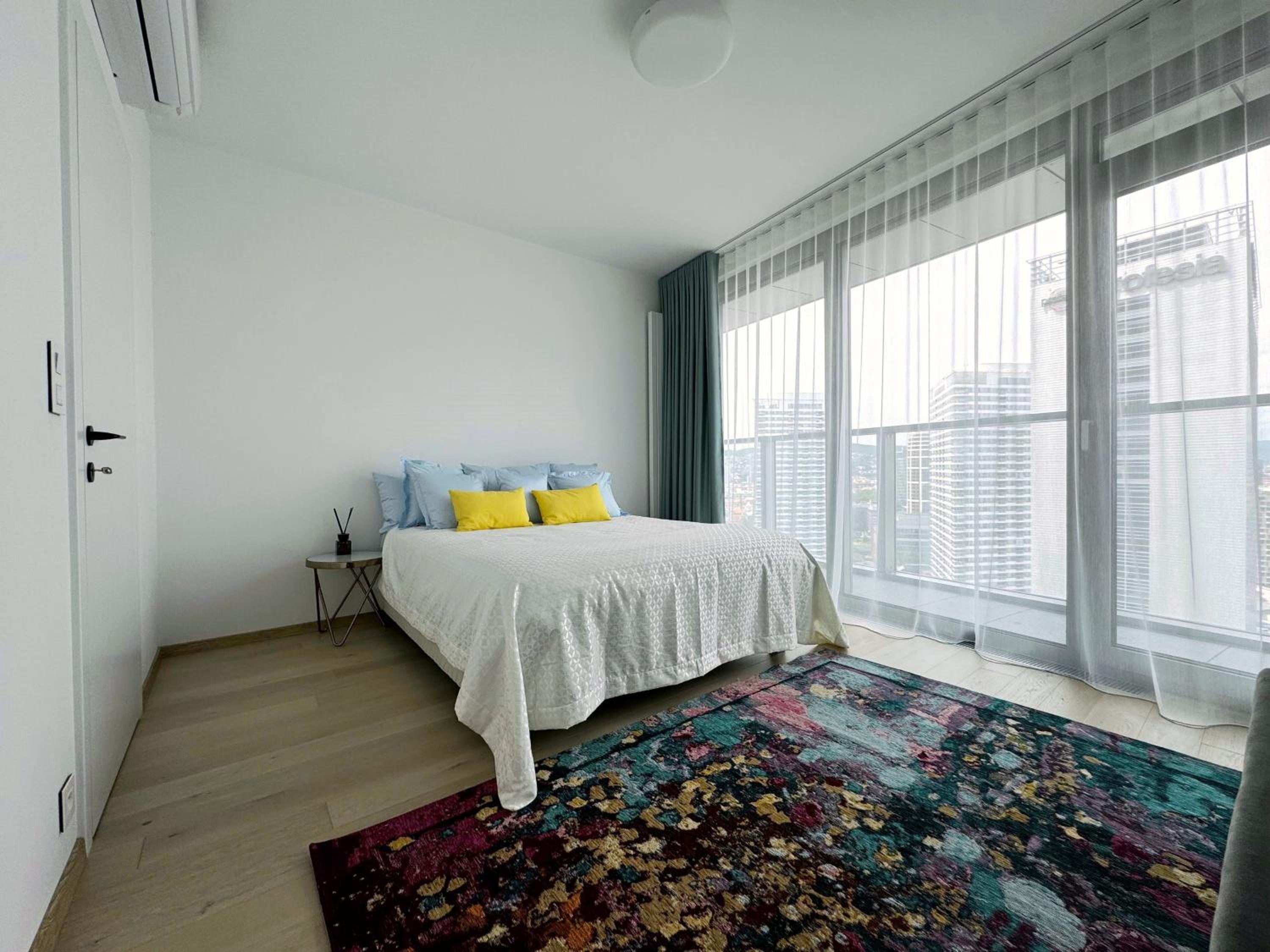 One-Bedroom Apartment photo 1