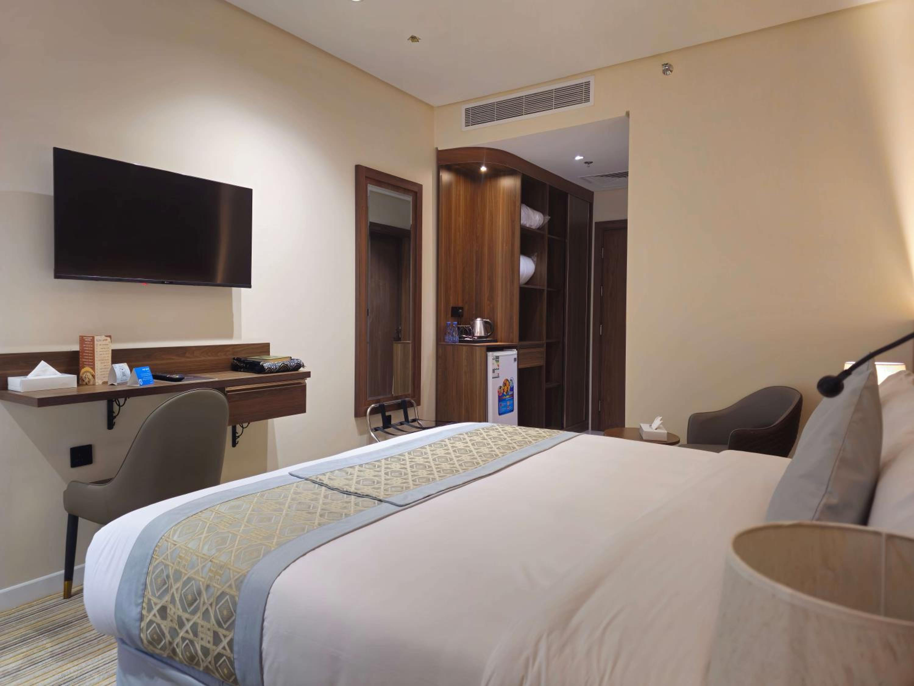 Deluxe King Room photo 2