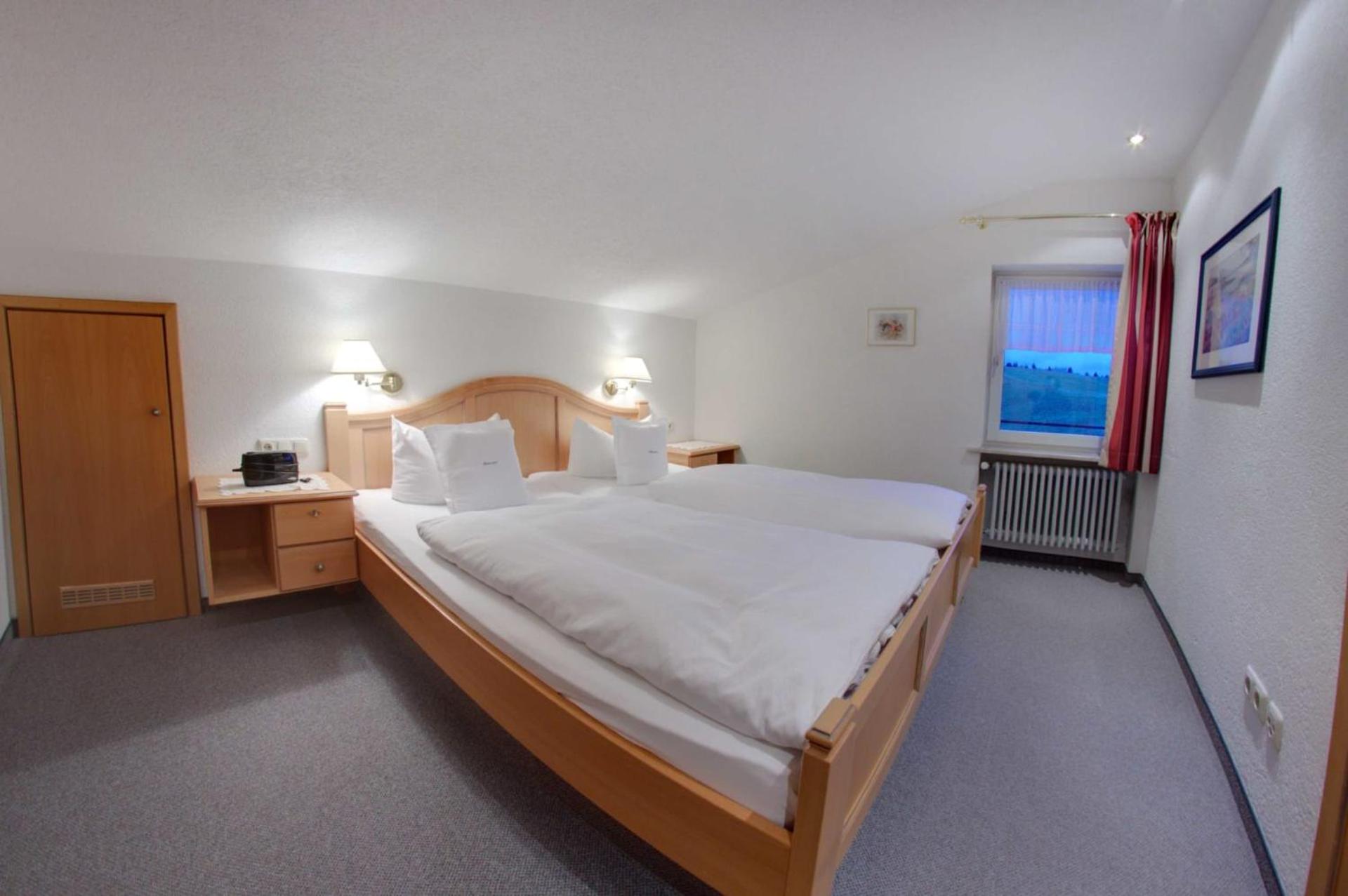 One-Bedroom Apartment - Photo 2