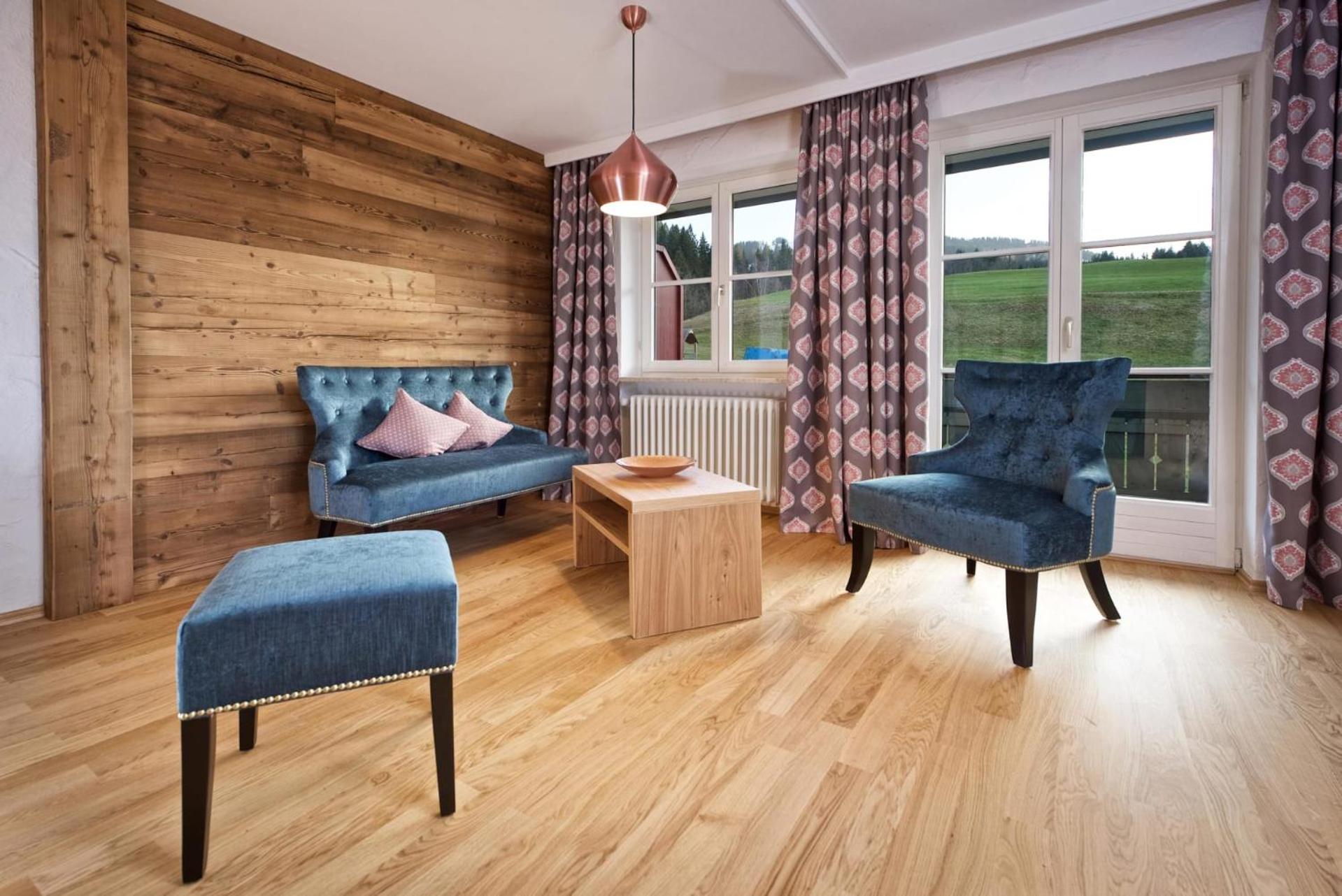 Superior Family Room - Photo 3