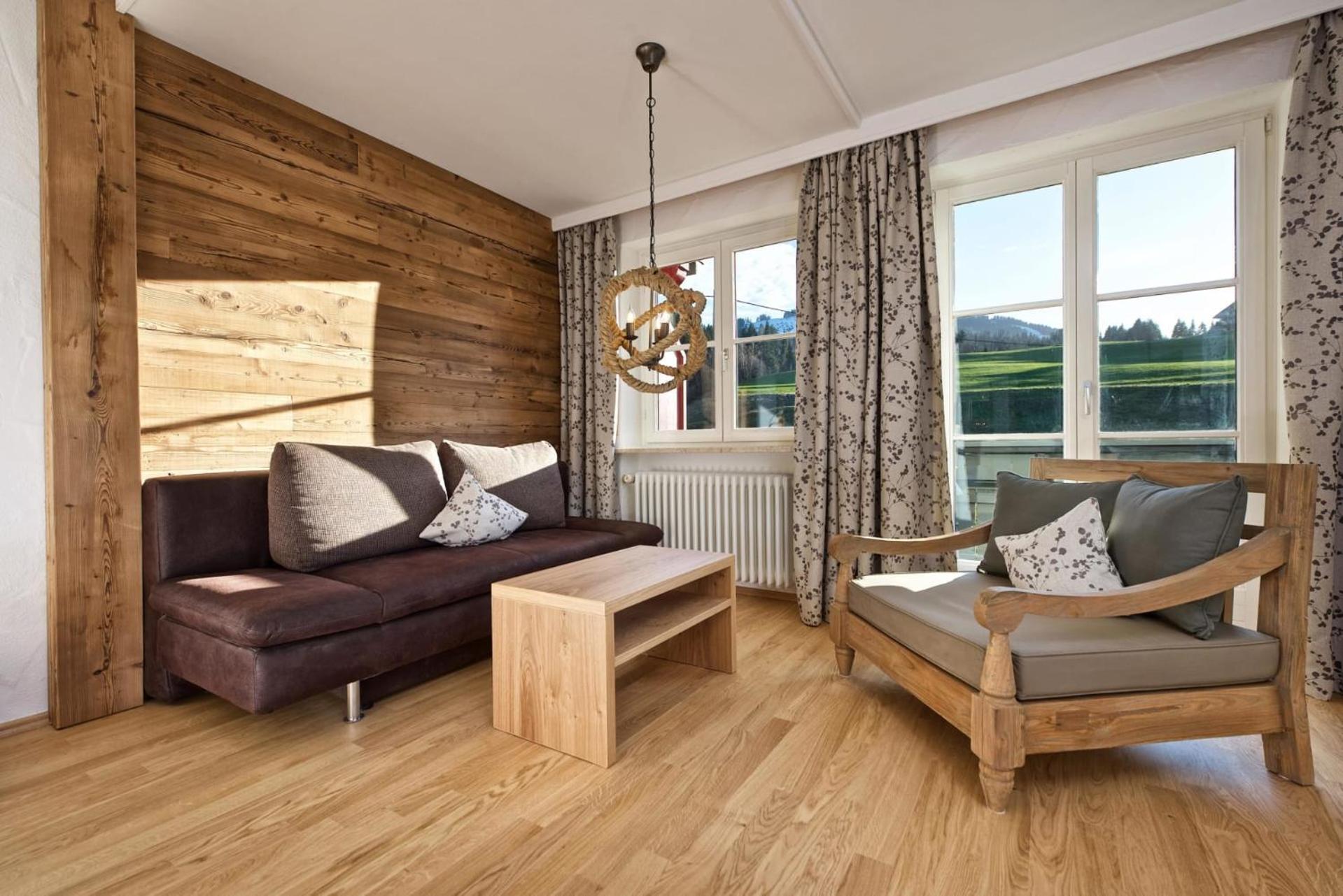 Superior Family Room - Photo 8