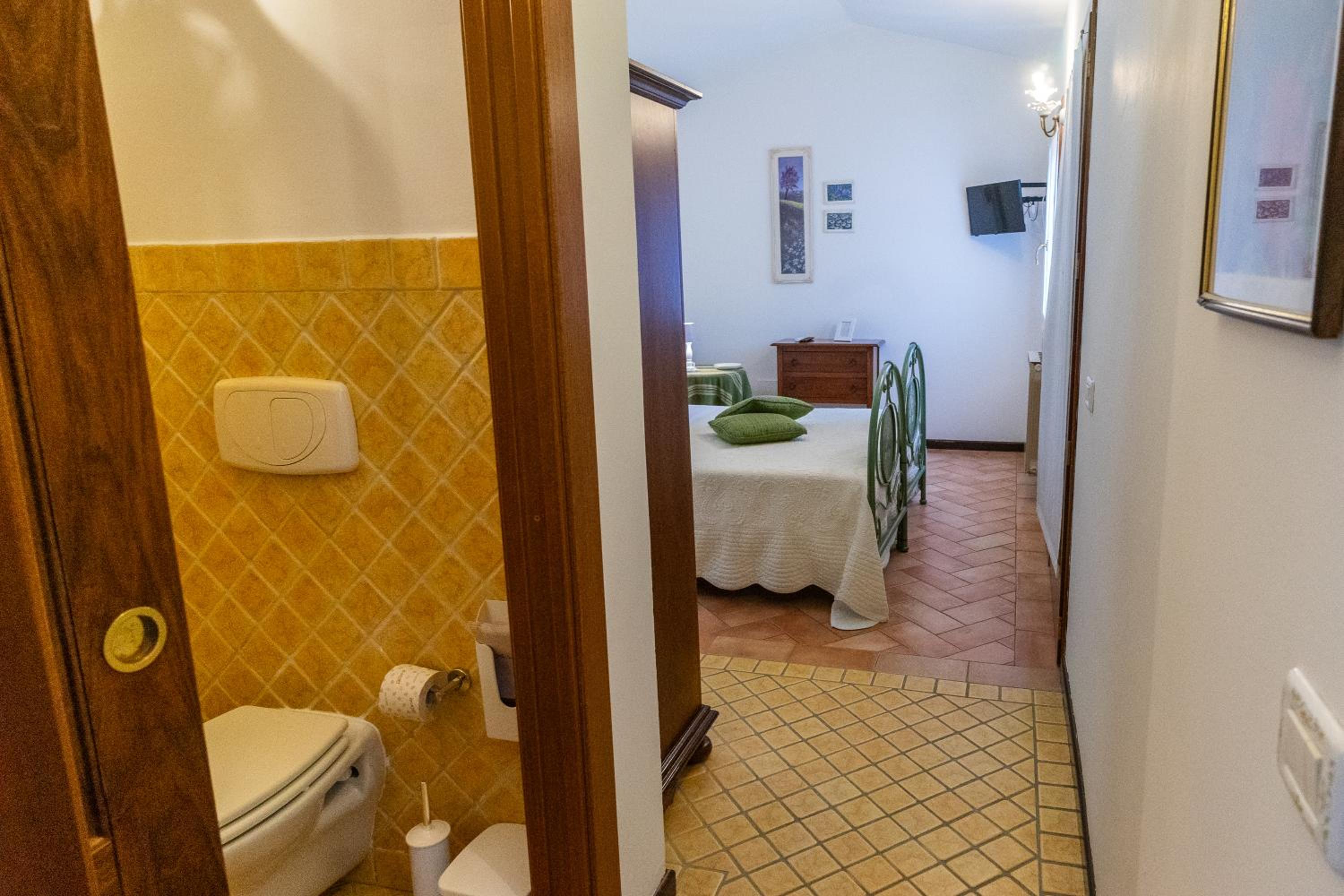 Studio Apartment with One Double Bed photo 3