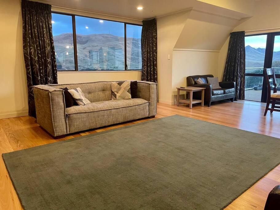 Six-Bedroom House photo 3