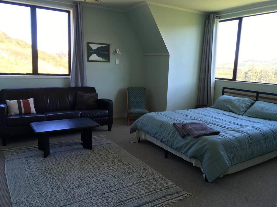 Six-Bedroom House photo 2