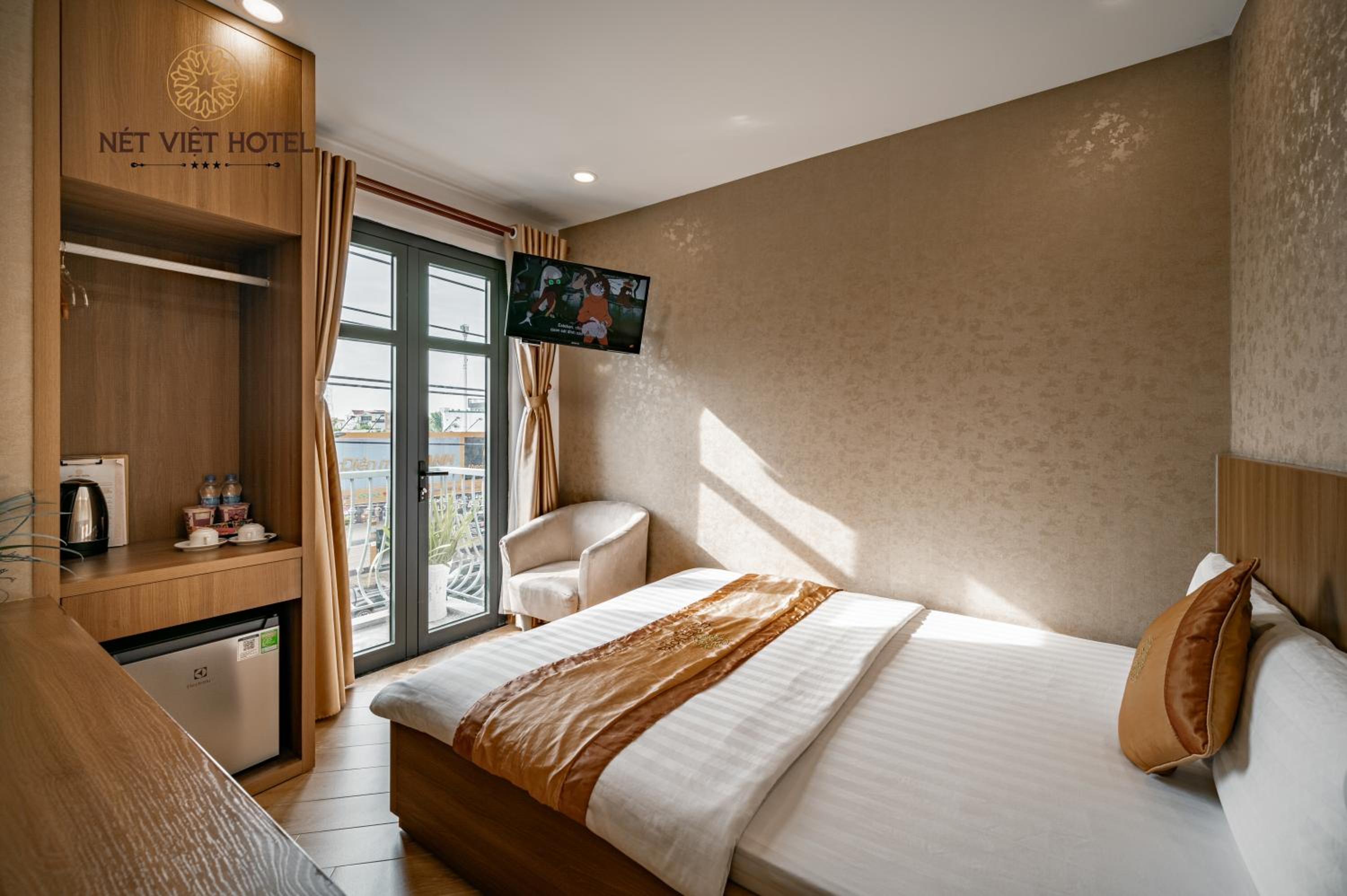 Deluxe Double Room with Balcony - Photo 2