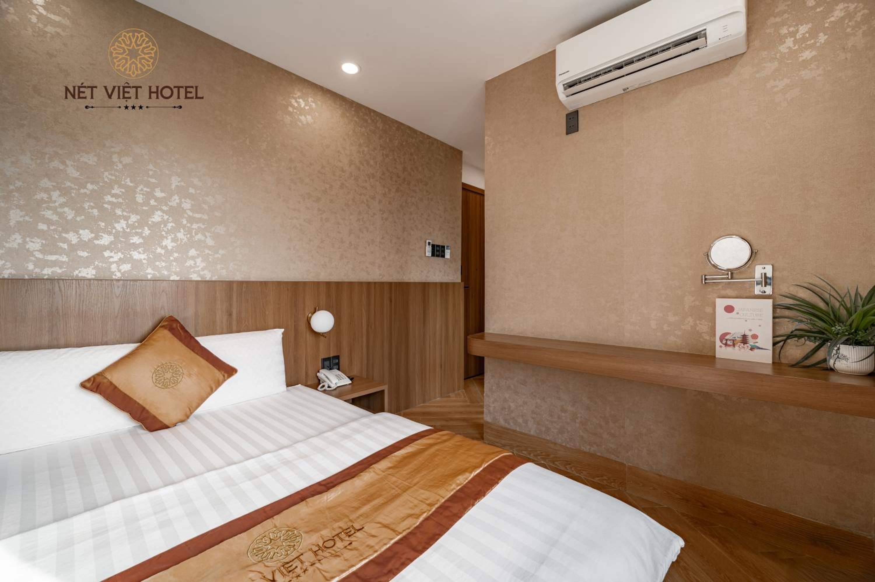 Deluxe Double Room with Balcony - Photo 17