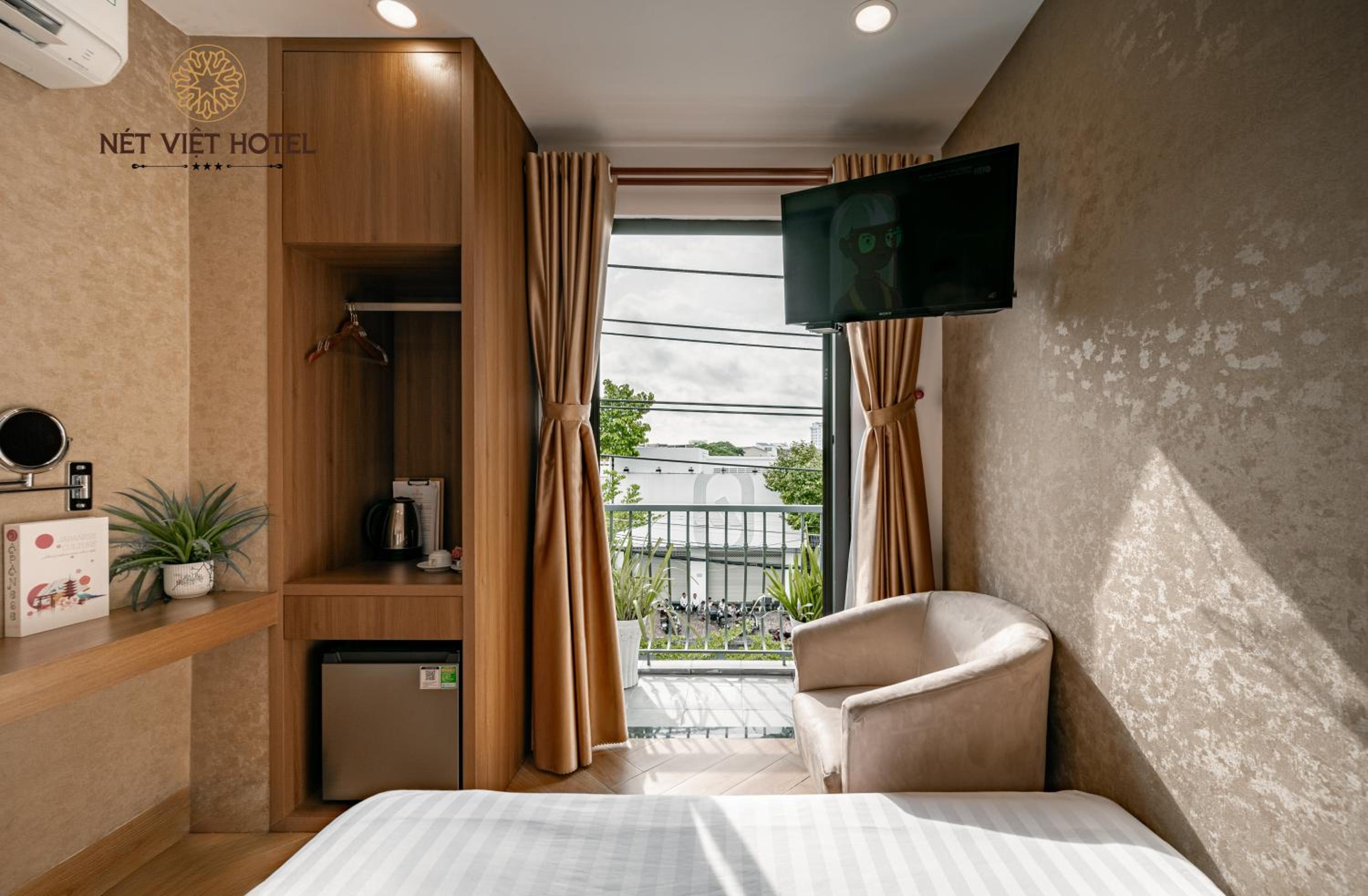 Deluxe Double Room with Balcony - Photo 16