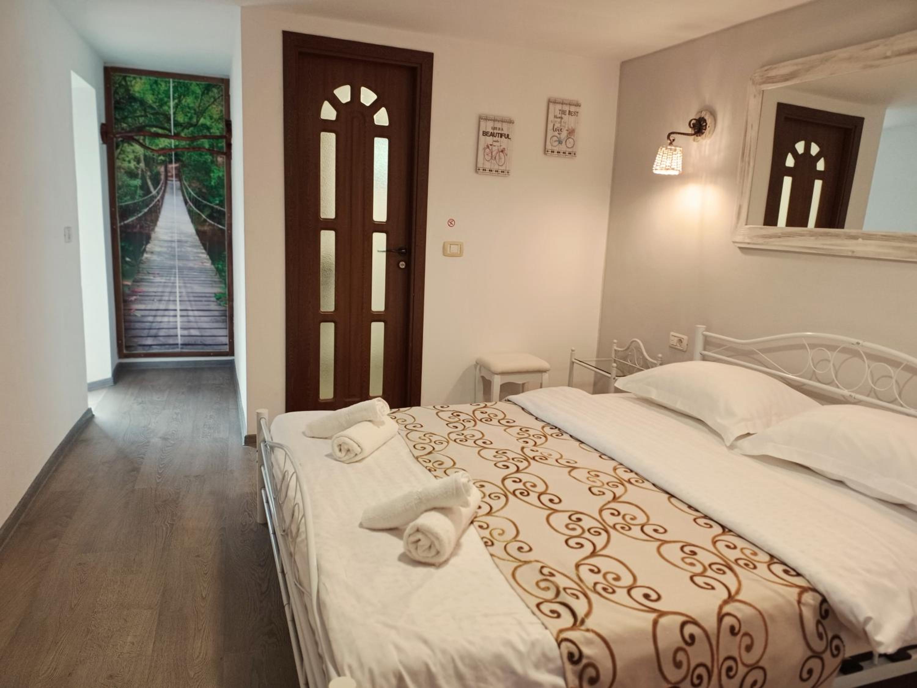Double Room with Private Bathroom - Photo 16