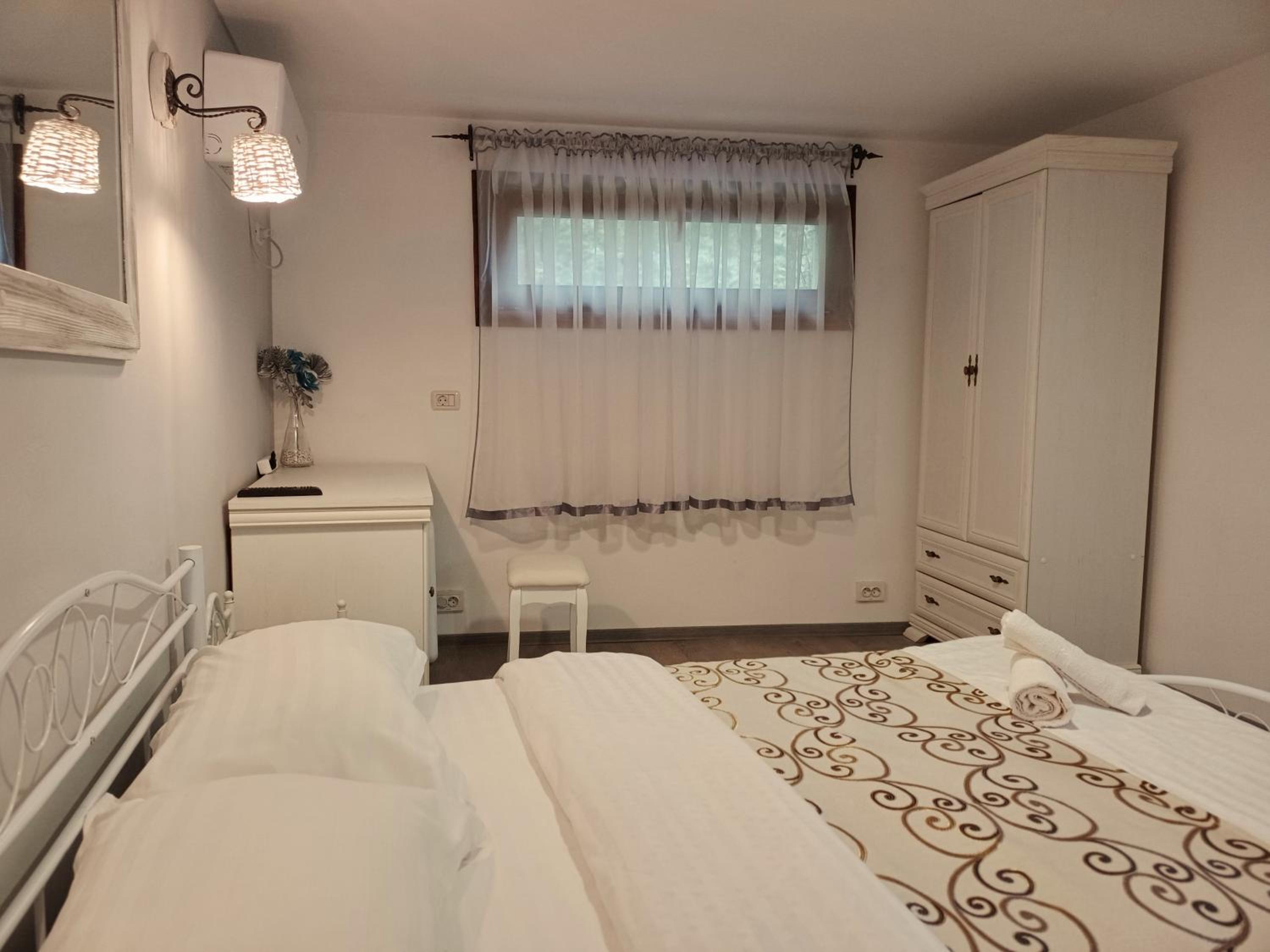 Double Room with Private Bathroom - Photo 17