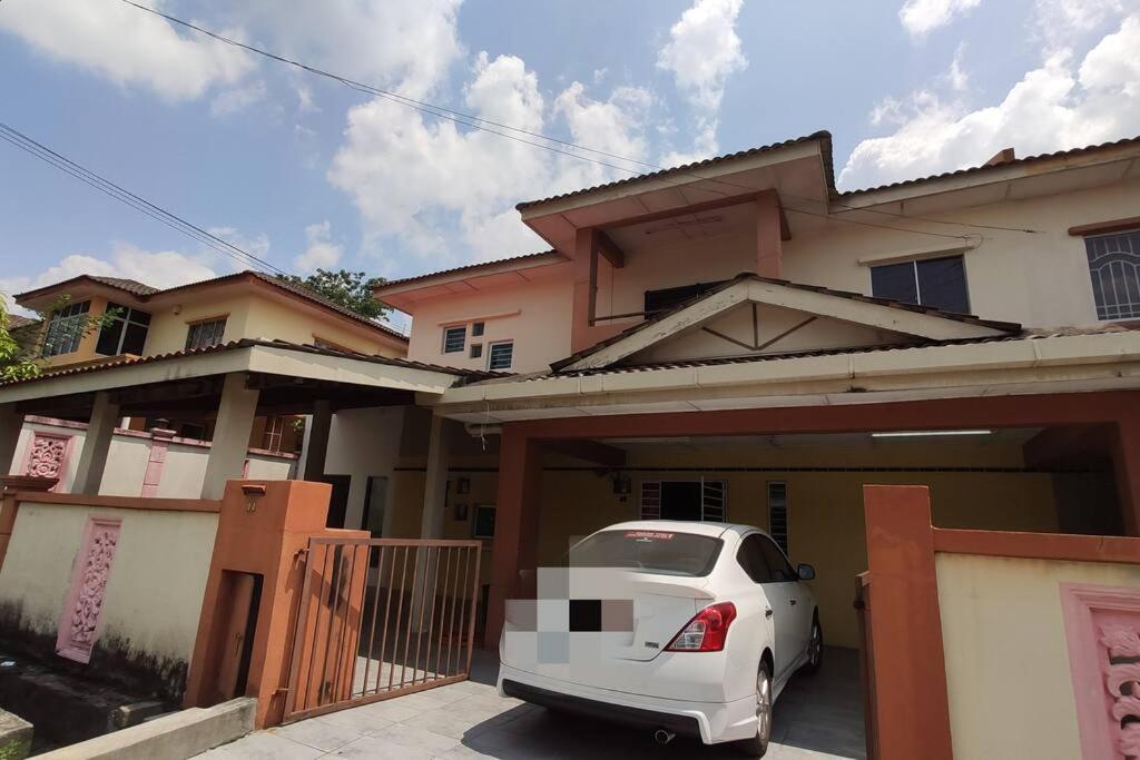 Five-Bedroom House photo 2