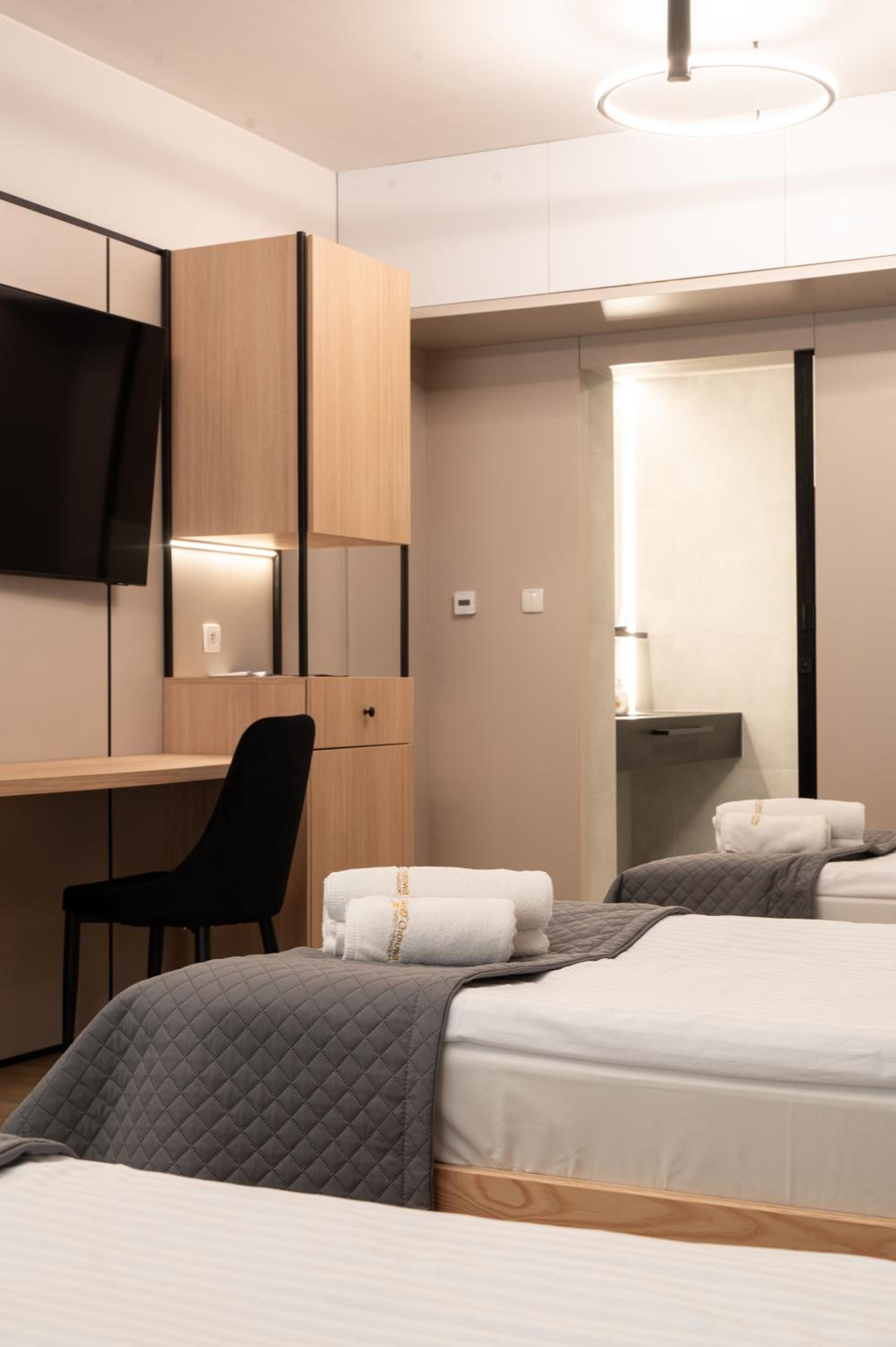 Economy Triple Room photo 3