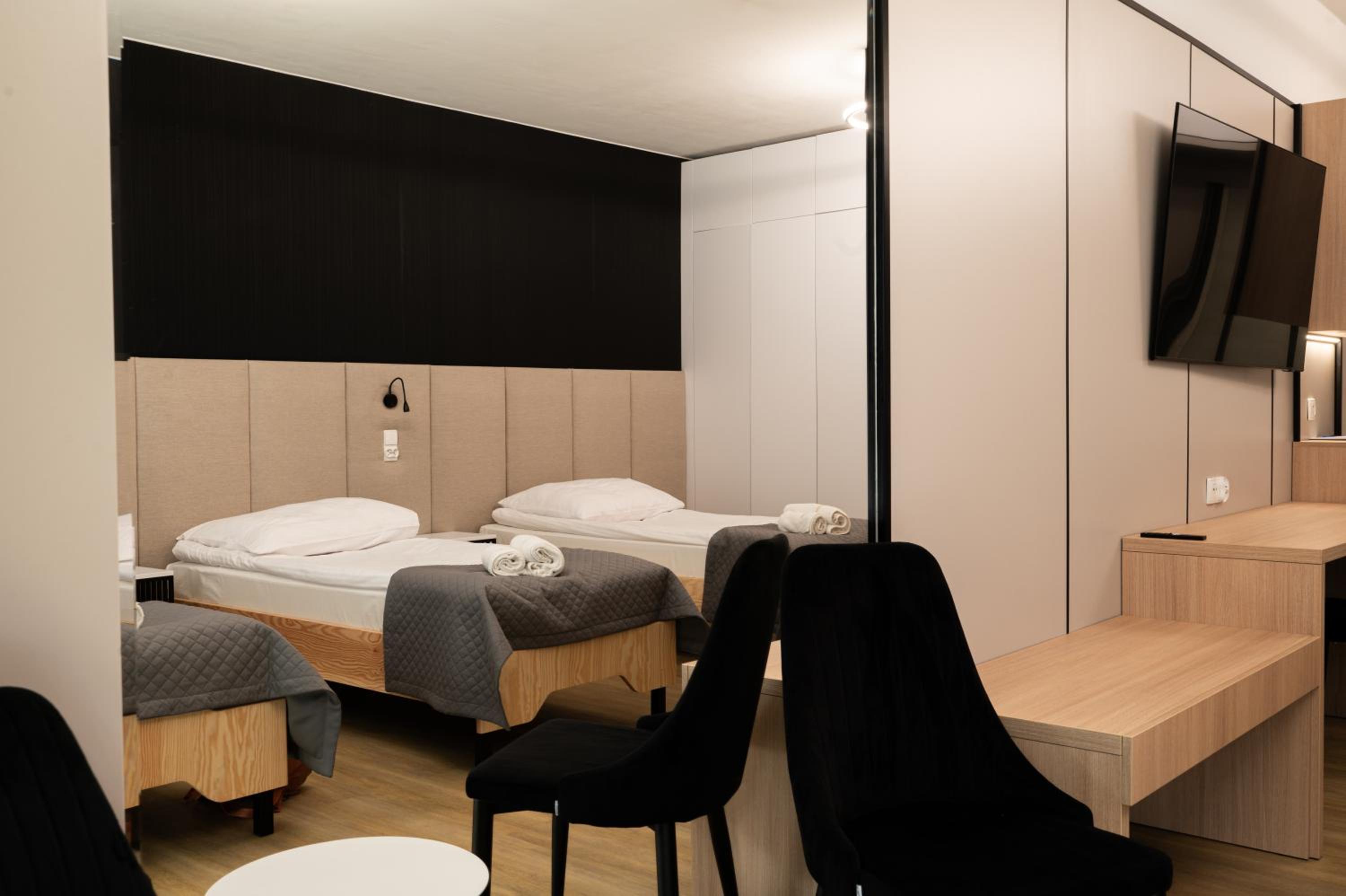 Economy Triple Room photo 2