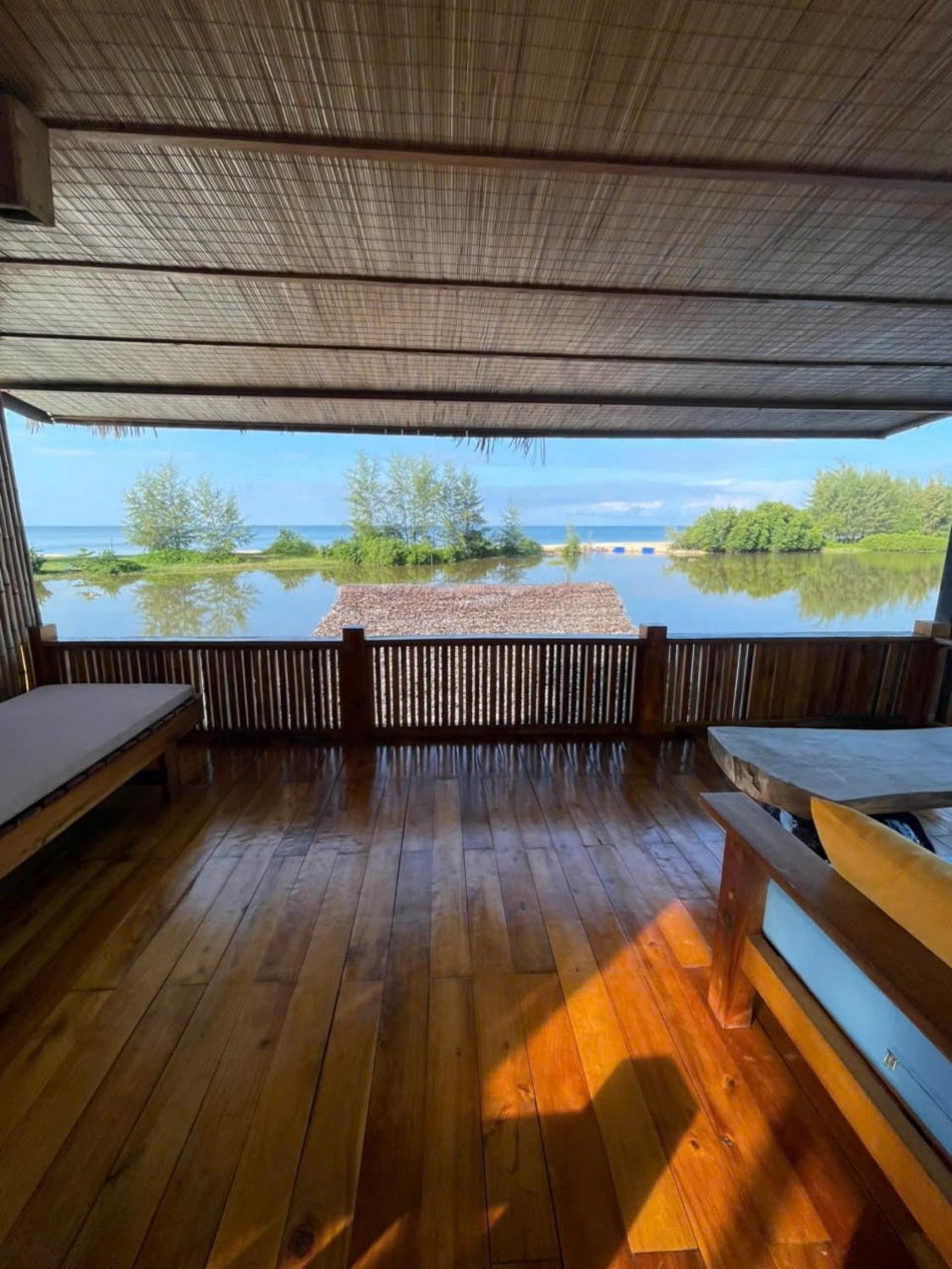 Family Room with Lake View photo 3