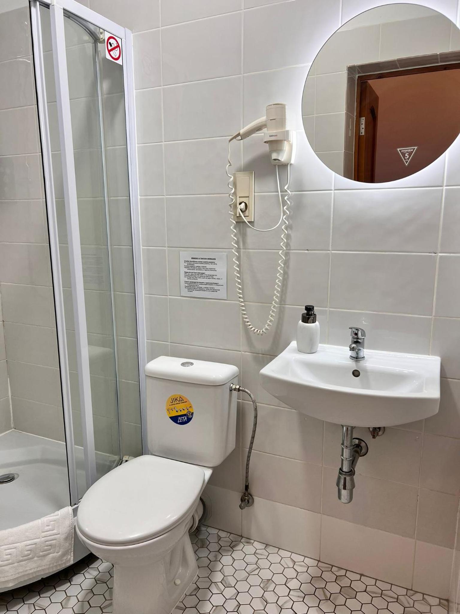 Twin Room with Private Bathroom photo 3