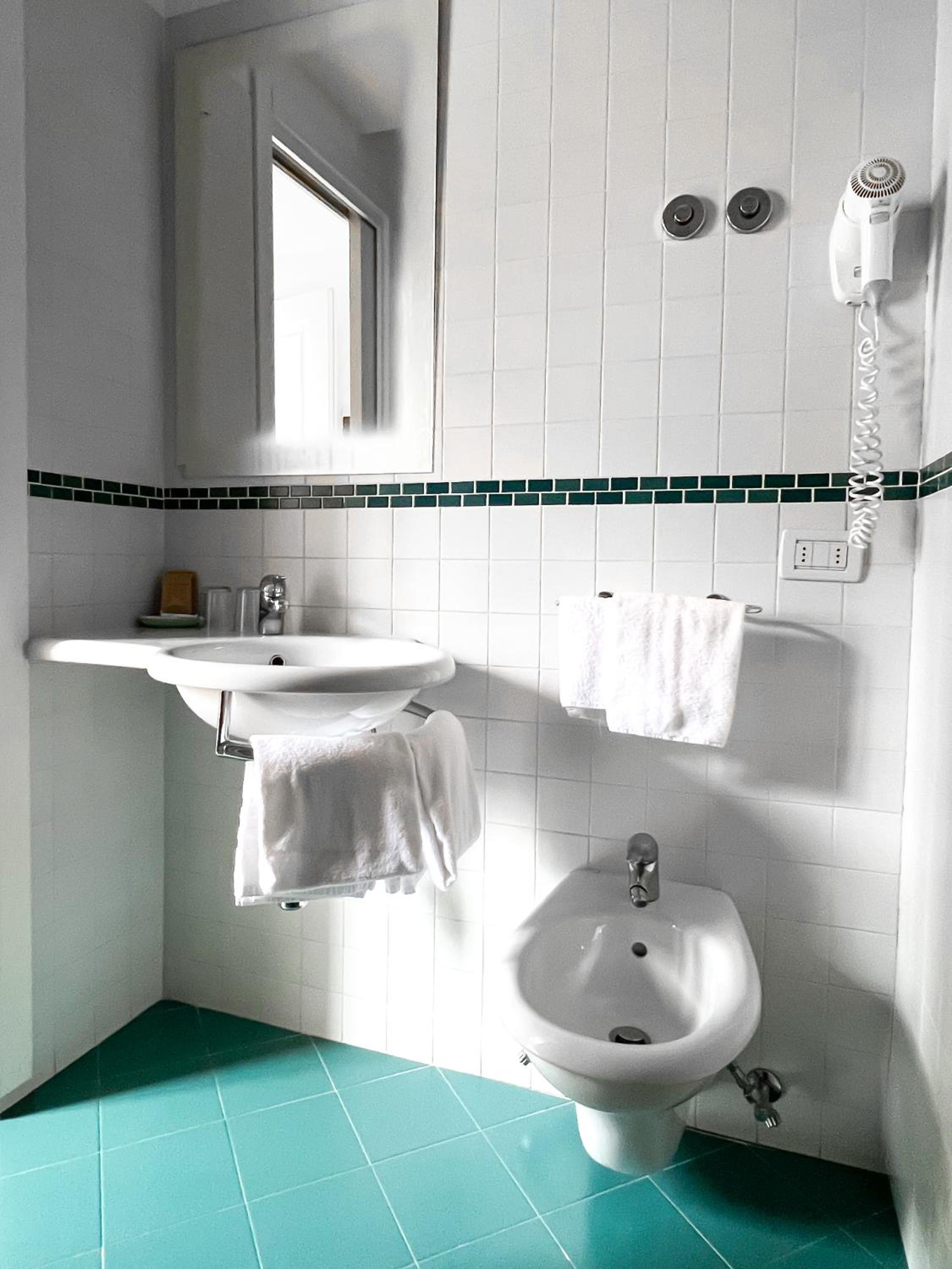 Double or Twin Room with Private Bathroom photo 3
