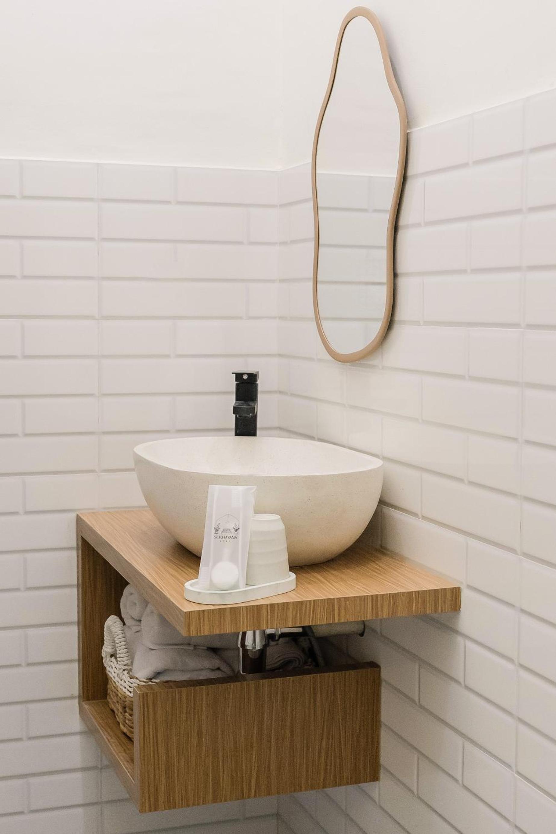 Double Room with Private Bathroom - Photo 9