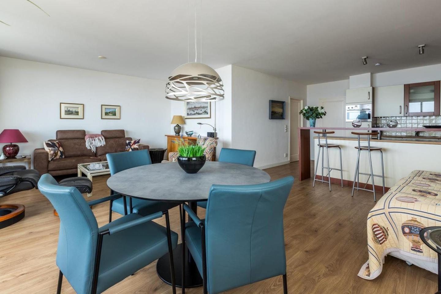 Two-Bedroom Apartment with Balcony and Sea View photo 2
