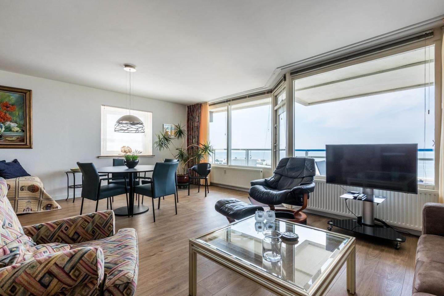 Two-Bedroom Apartment with Balcony and Sea View photo 3