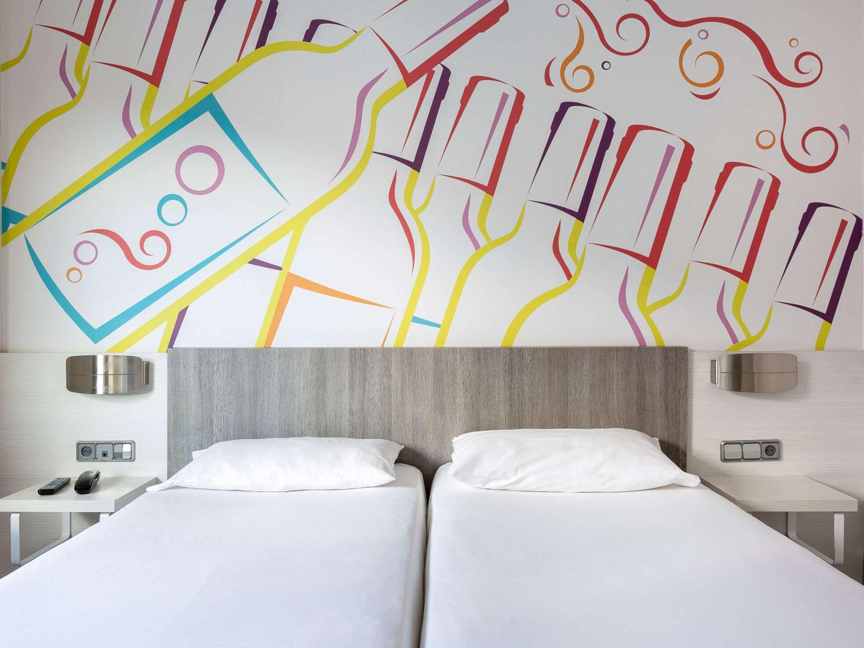 Standard Room with 2 Single Beds - Photo 1