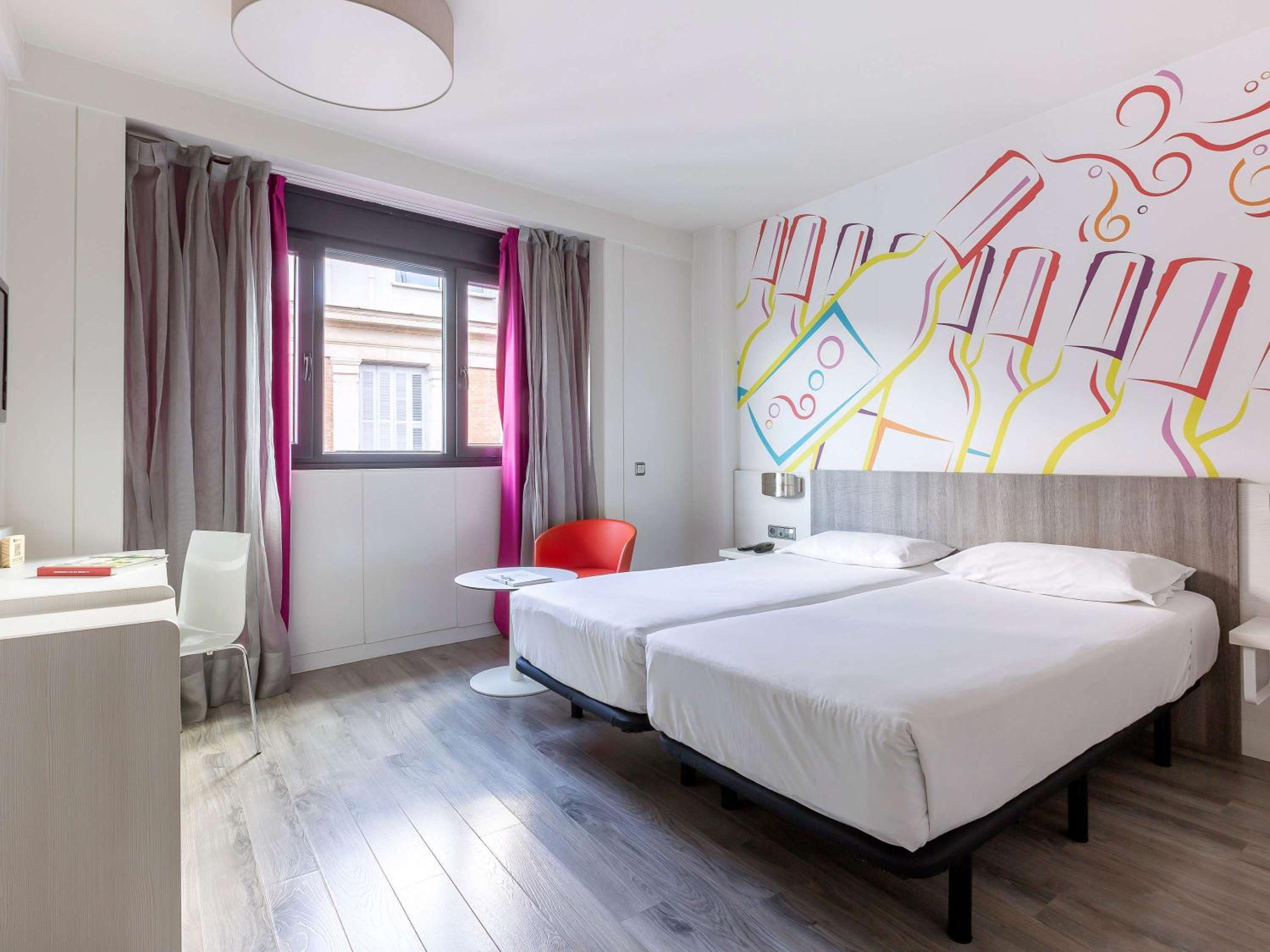 Standard Room with 2 Single Beds - Photo 2